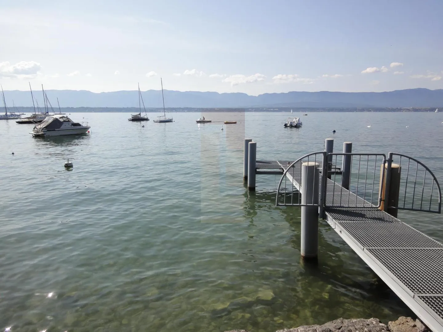 Magnificent furnished villa in contemporary style directly on the water - Photo 12 of 13