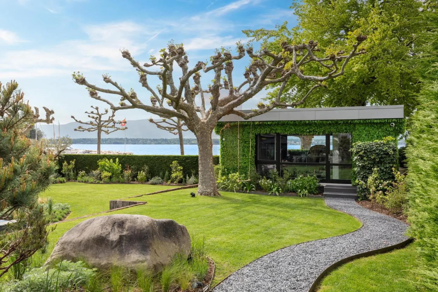 Magnificent furnished villa in contemporary style directly on the water - Photo 13 of 13