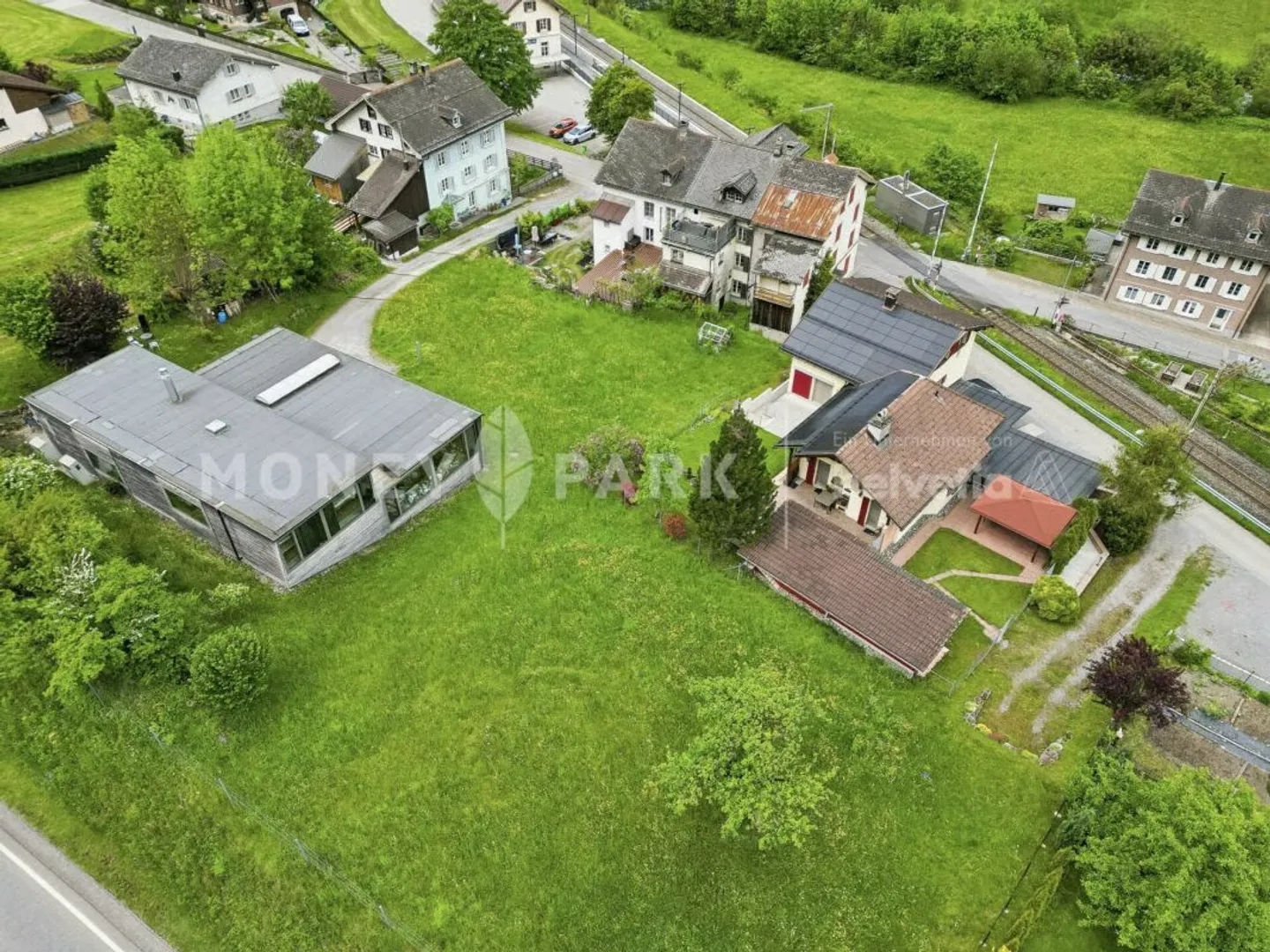 Propriété de projet avec potentiel de nouvelle construction et bâtiment existant directement à la gare - Photo 11 sur 12