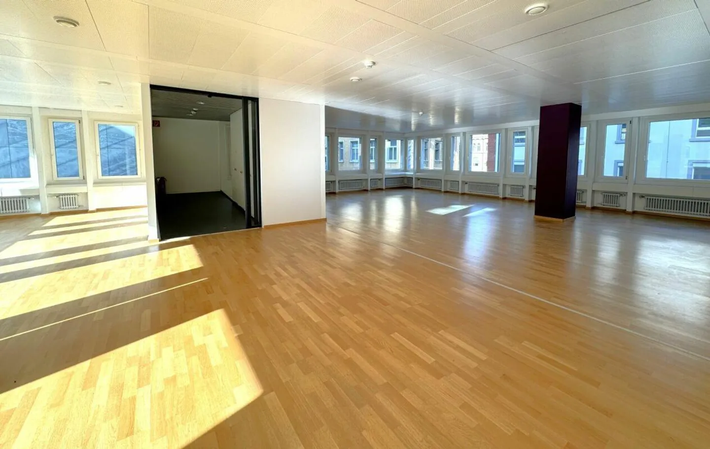 Ambiente di lavoro efficiente - Spazio per la tua azienda - Foto 5 di 11