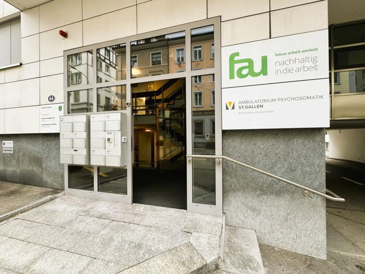 Ambiente di lavoro efficiente - Spazio per la tua azienda - Foto 9 di 11