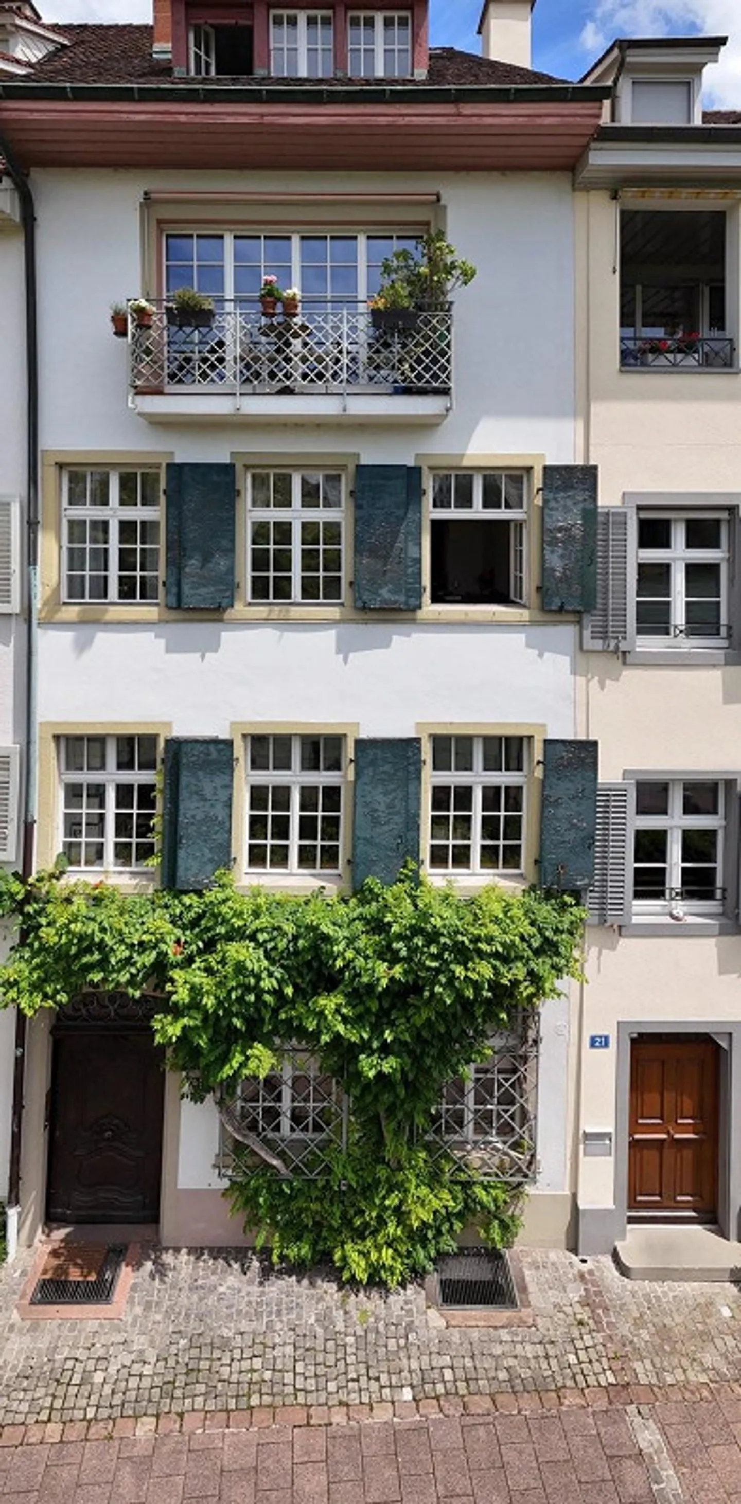 Dreamlike apartment with fireplace directly on the Rhine - Photo 2 of 12