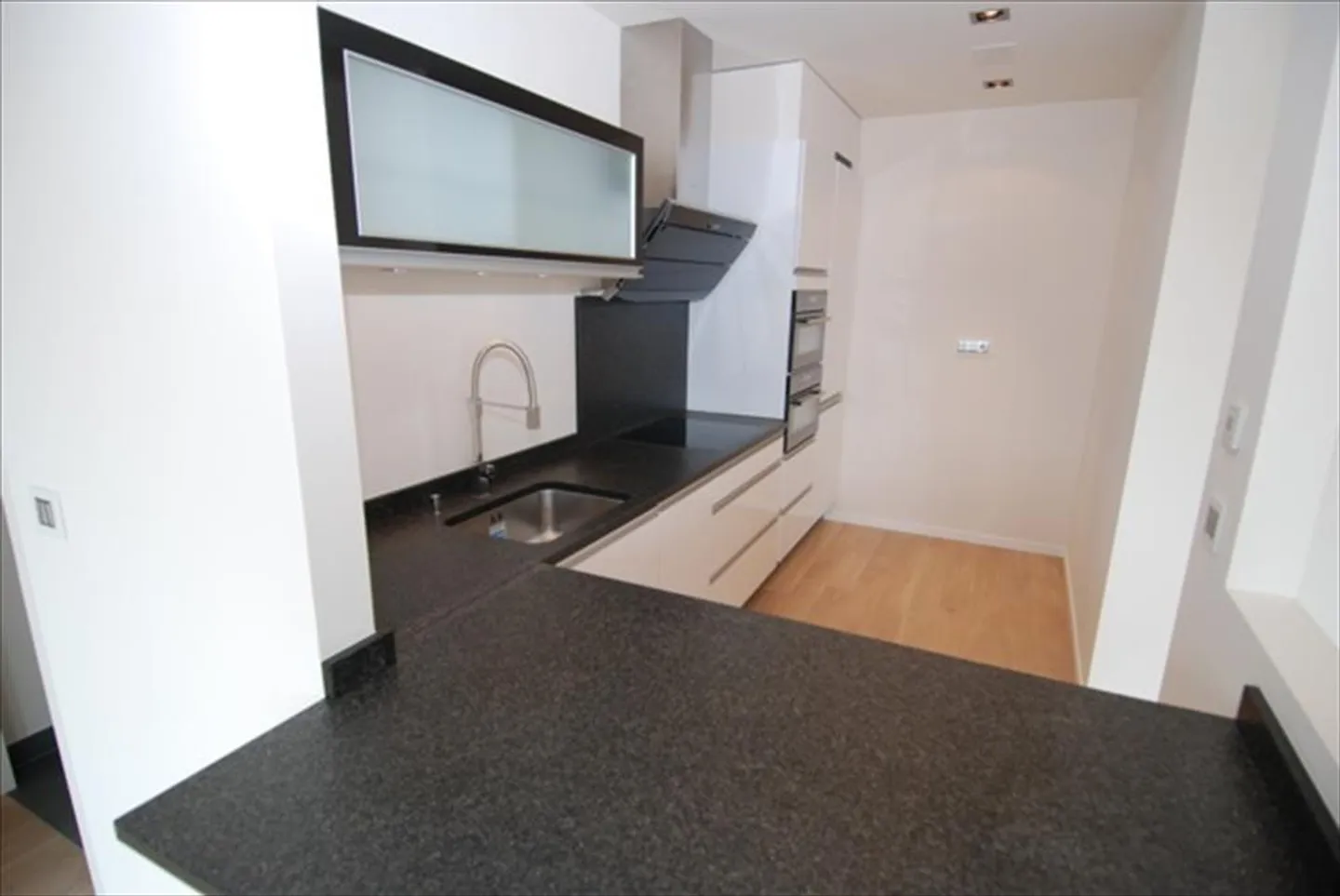 Magnifique et luxueux appartement de 2,5 pièces à OUCHY, avec une vue magnifique - Photo 6 sur 8