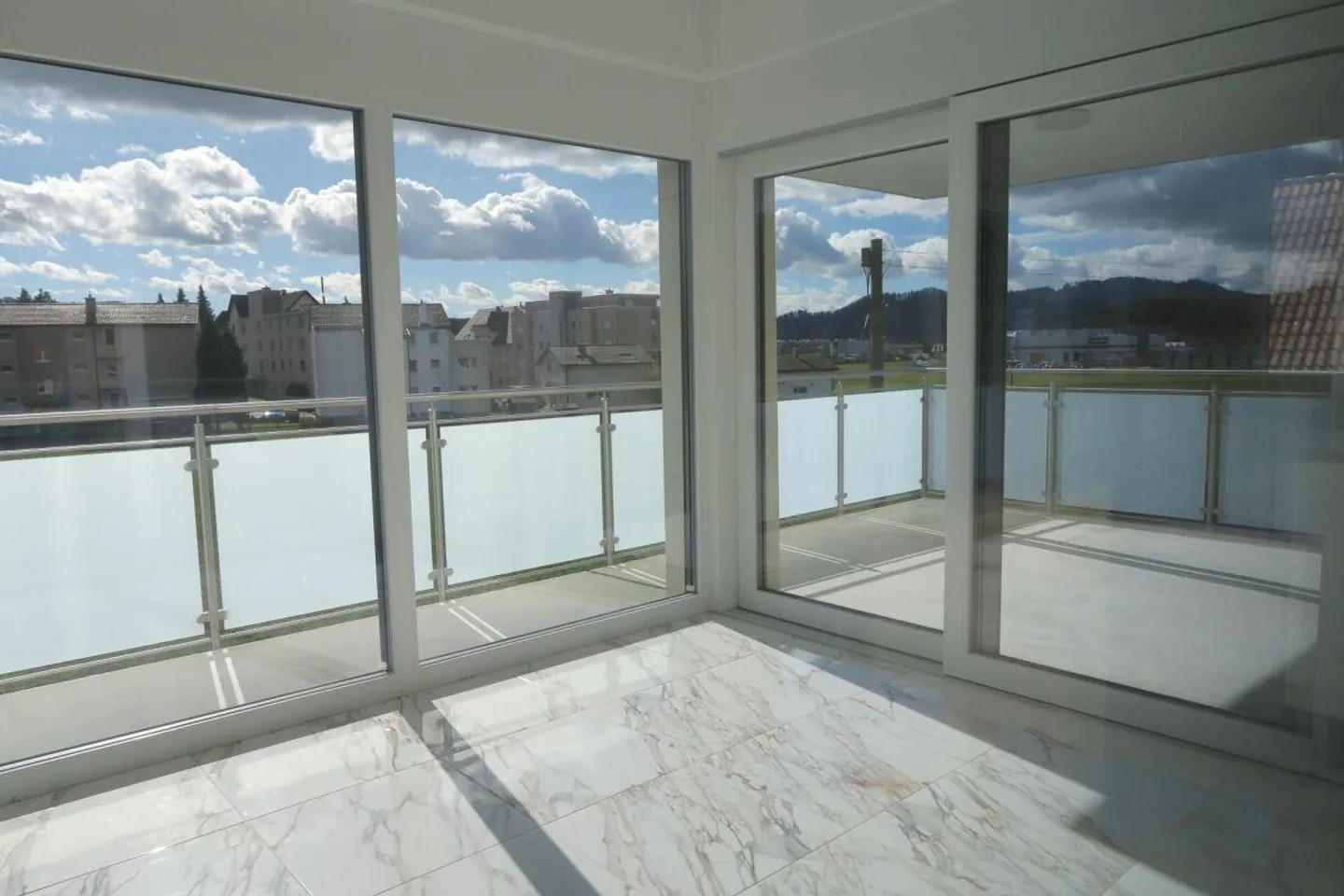 Well-kept, sunny and spacious apartment with a wide view - Photo 1 of 8