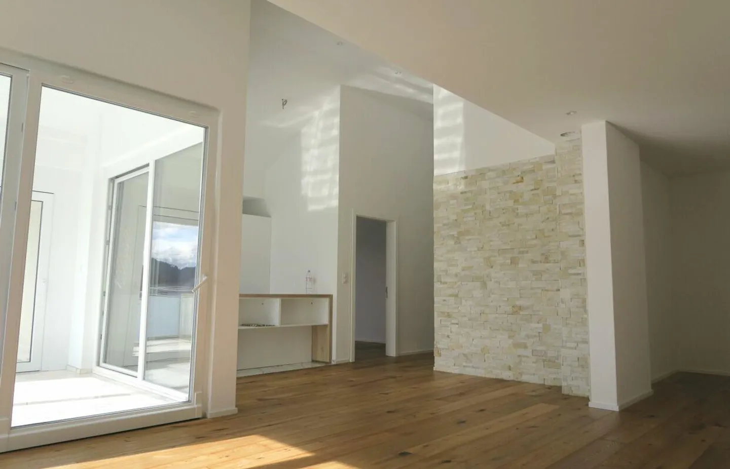 Well-kept, sunny and spacious apartment with a wide view - Photo 2 of 8