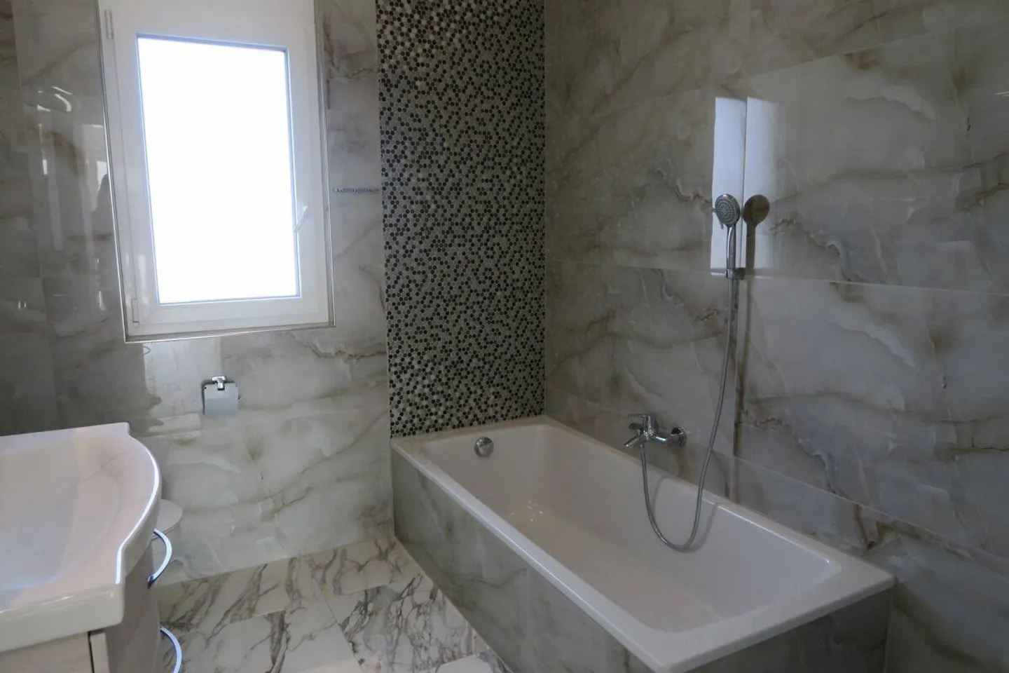 Well-kept, sunny and spacious apartment with a wide view - Photo 4 of 8