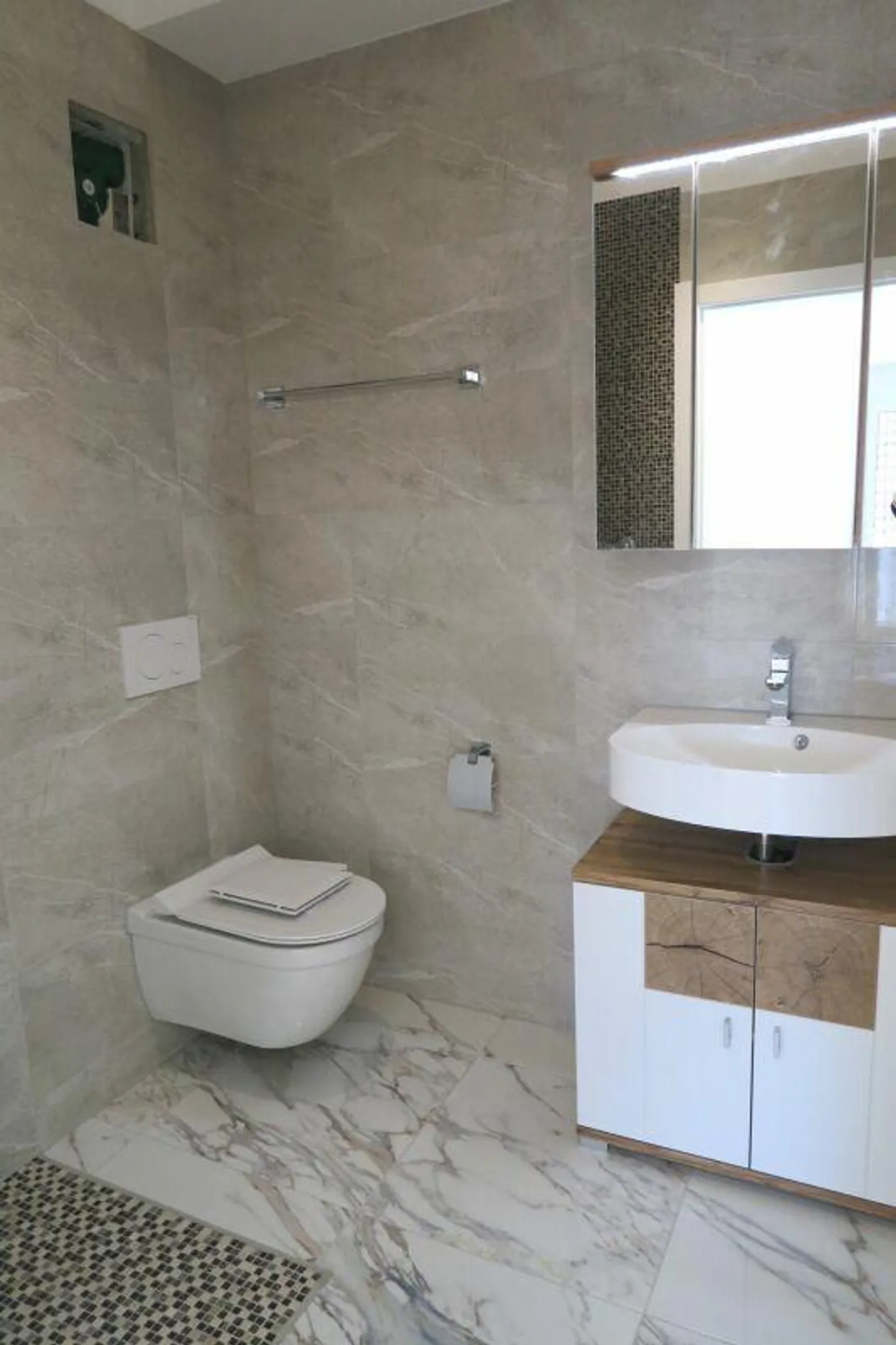 Well-kept, sunny and spacious apartment with a wide view - Photo 5 of 8