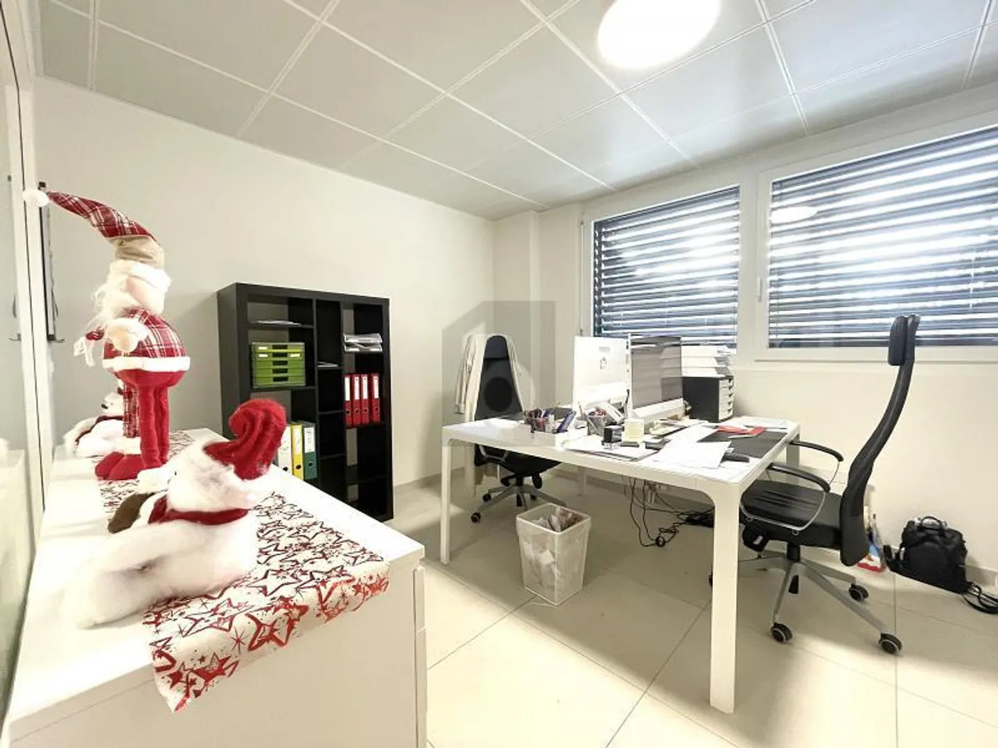 GERÄUMIG UND HELL GUT GELEGEN - Foto 4 von 5