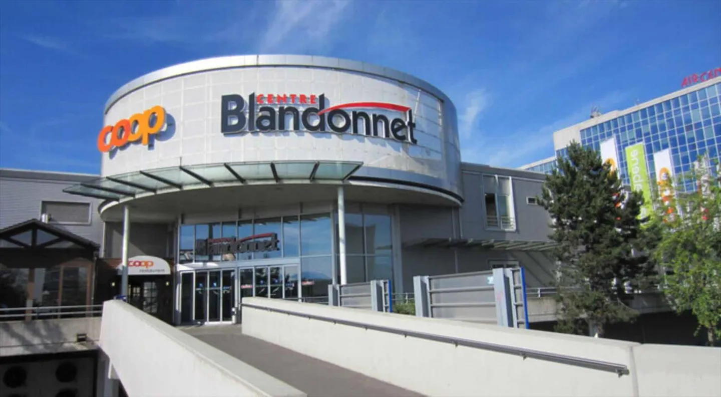 Superbe arcade divisible dans un Centre Commercial avec une grande visibilité - Photo 1 sur 4