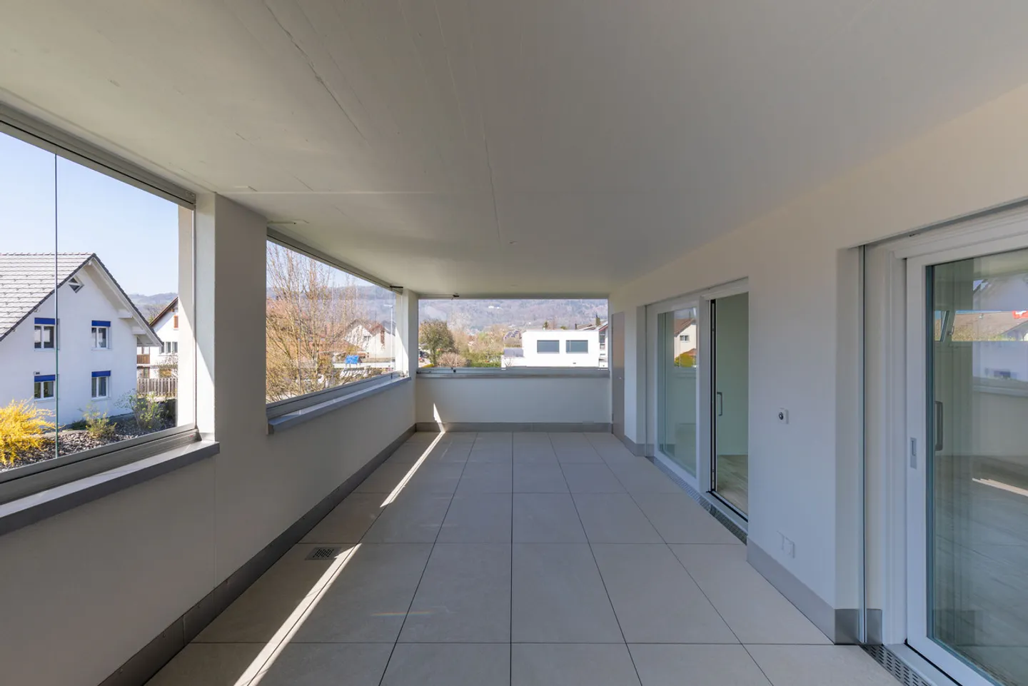 Ruhig gelegene, hochwertige, helle und moderne 4.5 Zimmer Terrassenwohnung im Obergeschoss mit 30 m² Wintergarten mit Weitsicht gegen Westen (Abendsonne), 2 Parkplätze inkl. und Gemeinschaftsgartengarten mit rundum Sichtschutz und Solitärbäumen - Foto 43 von 108