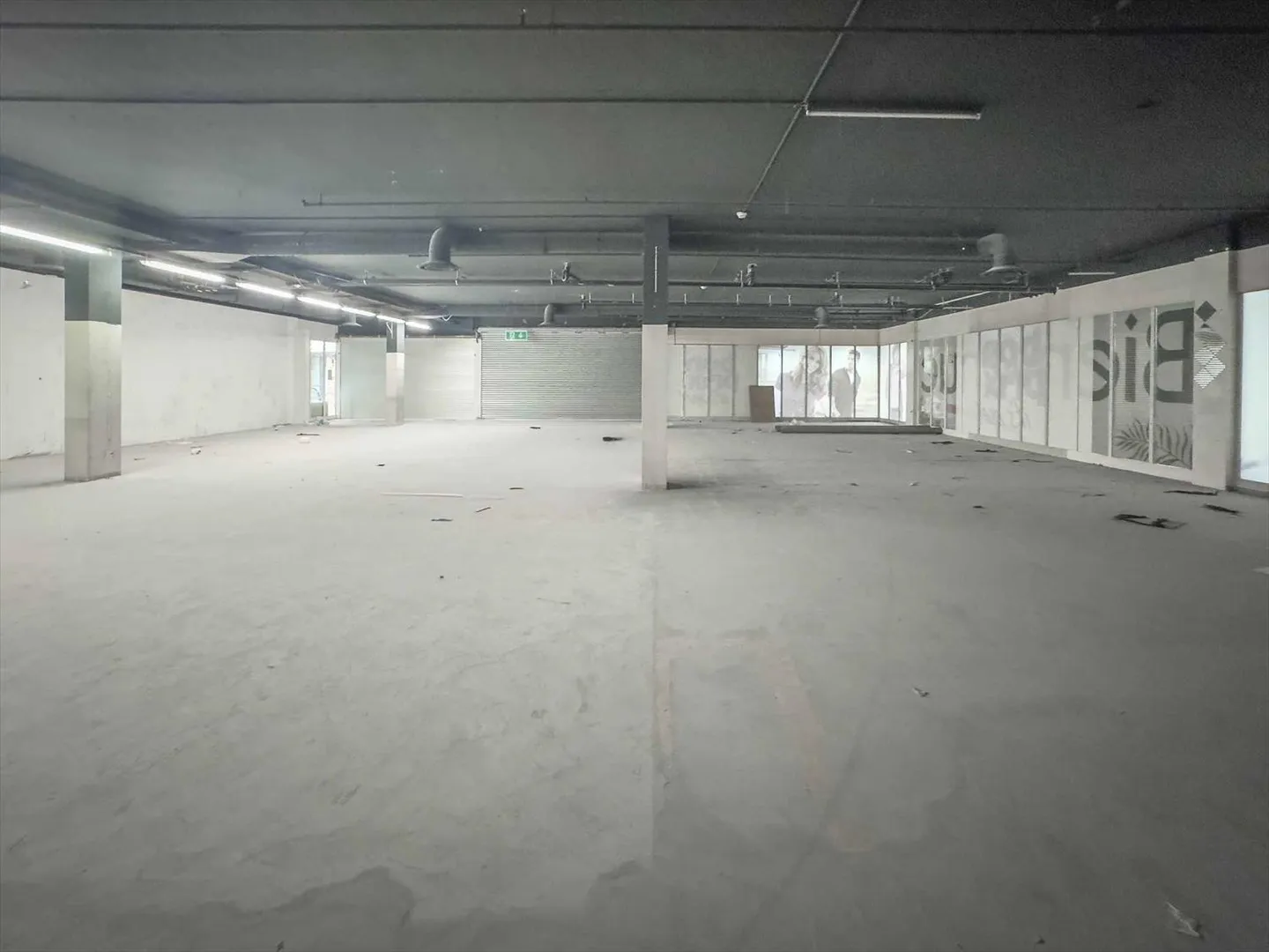 Superbe arcade divisible dans un Centre Commercial avec une grande visibilité - Photo 3 sur 4