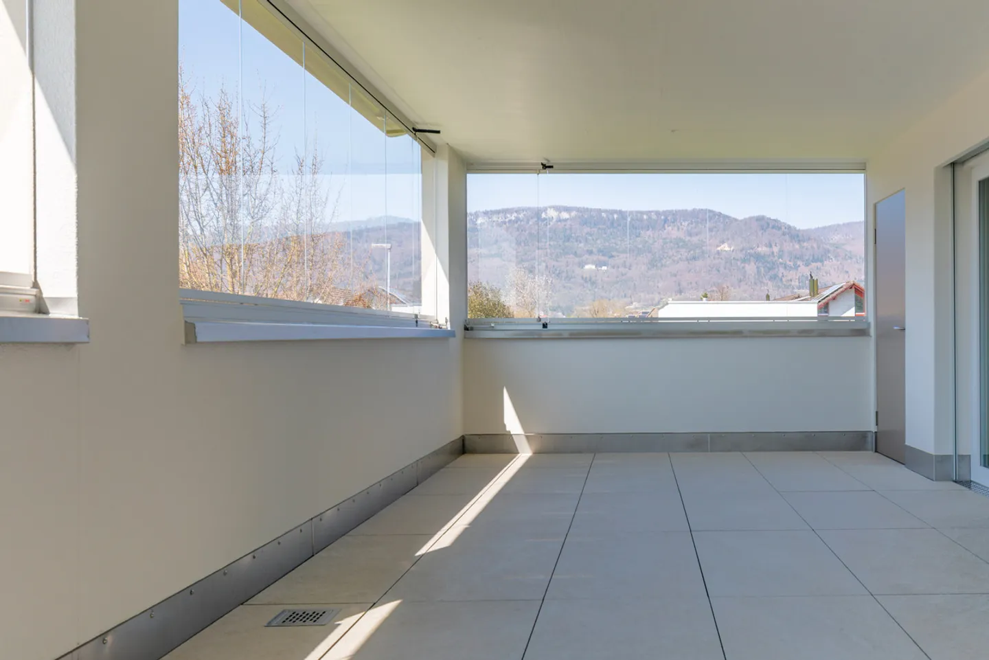Ruhig gelegene, hochwertige, helle und moderne 4.5 Zimmer Terrassenwohnung im Obergeschoss mit 30 m² Wintergarten mit Weitsicht gegen Westen (Abendsonne), 2 Parkplätze inkl. und Gemeinschaftsgartengarten mit rundum Sichtschutz und Solitärbäumen - Foto 44 von 108