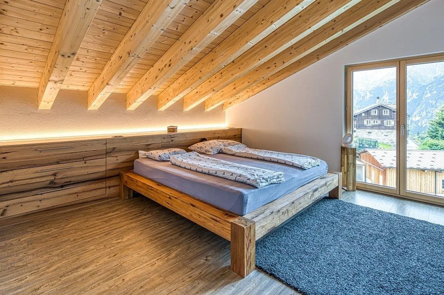 Lassen Sie sich von diesem stilvollen Einfamilienhaus begeistern! - Foto 5 von 13