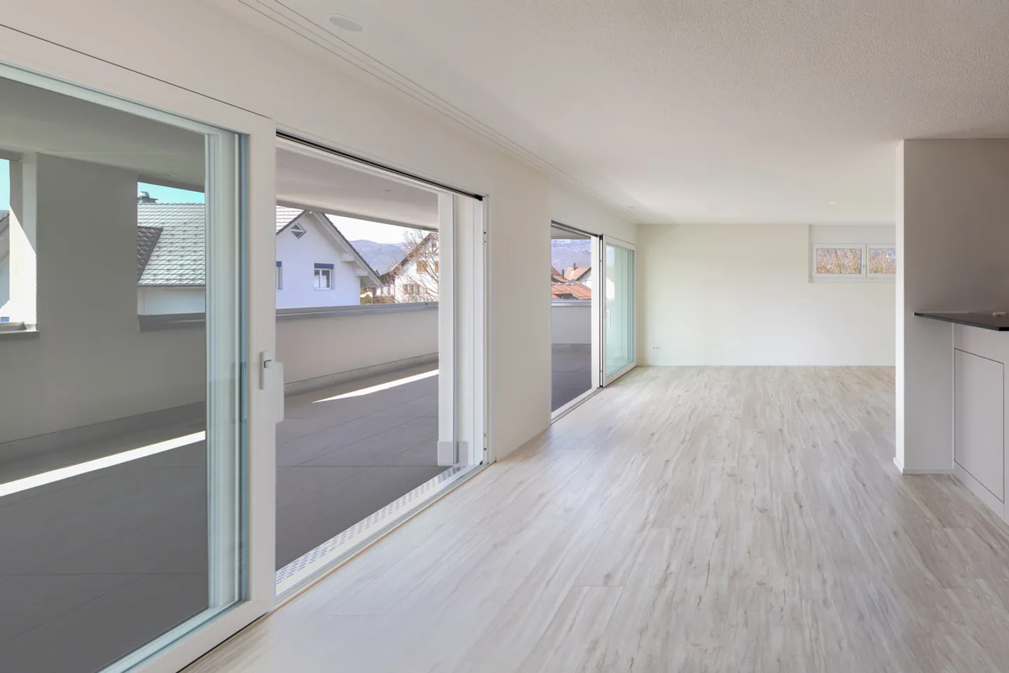 Ruhig gelegene, hochwertige, helle und moderne 4.5 Zimmer Terrassenwohnung im Obergeschoss mit 30 m² Wintergarten mit Weitsicht gegen Westen (Abendsonne), 2 Parkplätze inkl. und Gemeinschaftsgartengarten mit rundum Sichtschutz und Solitärbäumen - Foto 36 von 108