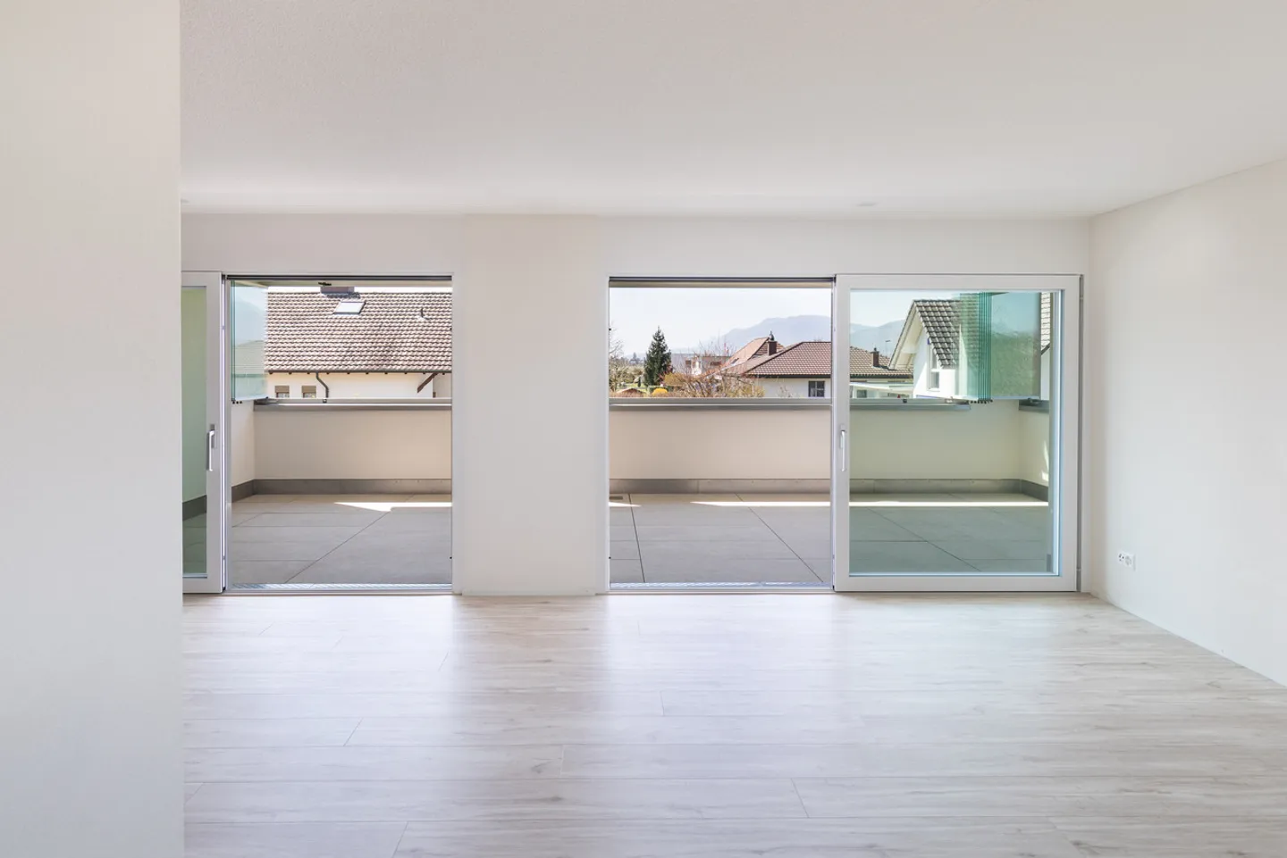 Ruhig gelegene, hochwertige, helle und moderne 4.5 Zimmer Terrassenwohnung im Obergeschoss mit 30 m² Wintergarten mit Weitsicht gegen Westen (Abendsonne), 2 Parkplätze inkl. und Gemeinschaftsgartengarten mit rundum Sichtschutz und Solitärbäumen - Foto 37 von 108