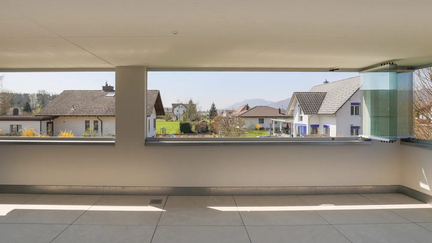 Ruhig gelegene, hochwertige, helle und moderne 4.5 Zimmer Terrassenwohnung im Obergeschoss mit 30 m² Wintergarten mit Weitsicht gegen Westen (Abendsonne), 2 Parkplätze inkl. und Gemeinschaftsgartengarten mit rundum Sichtschutz und Solitärbäumen - Foto 38 von 108
