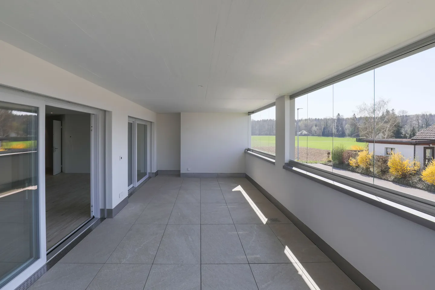 Ruhig gelegene, hochwertige, helle und moderne 4.5 Zimmer Terrassenwohnung im Obergeschoss mit 30 m² Wintergarten mit Weitsicht gegen Westen (Abendsonne), 2 Parkplätze inkl. und Gemeinschaftsgartengarten mit rundum Sichtschutz und Solitärbäumen - Foto 39 von 108