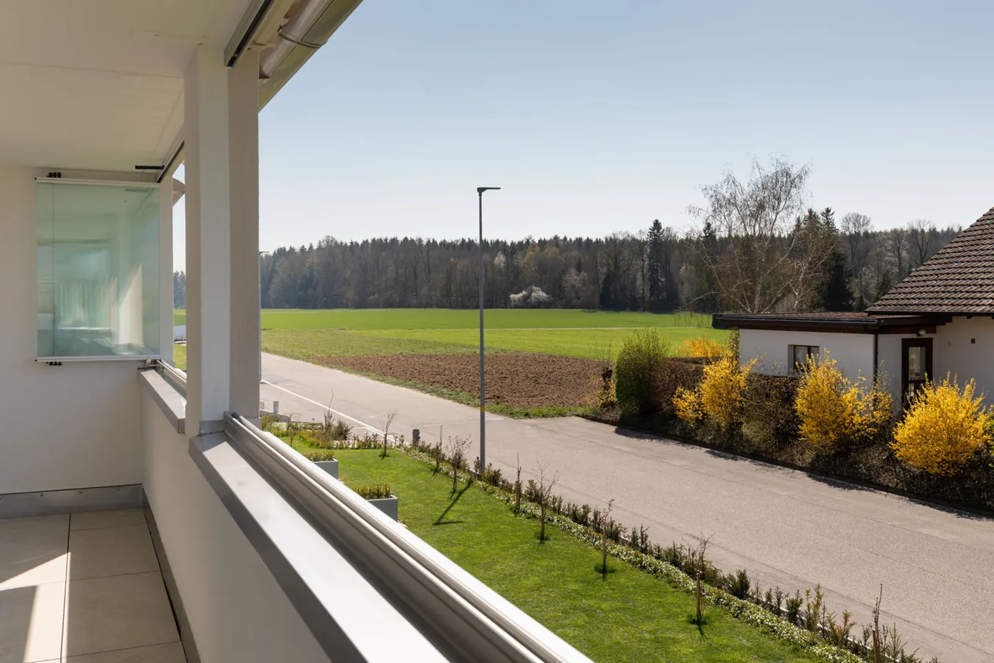Ruhig gelegene, hochwertige, helle und moderne 4.5 Zimmer Terrassenwohnung im Obergeschoss mit 30 m² Wintergarten mit Weitsicht gegen Westen (Abendsonne), 2 Parkplätze inkl. und Gemeinschaftsgartengarten mit rundum Sichtschutz und Solitärbäumen - Foto 40 von 108