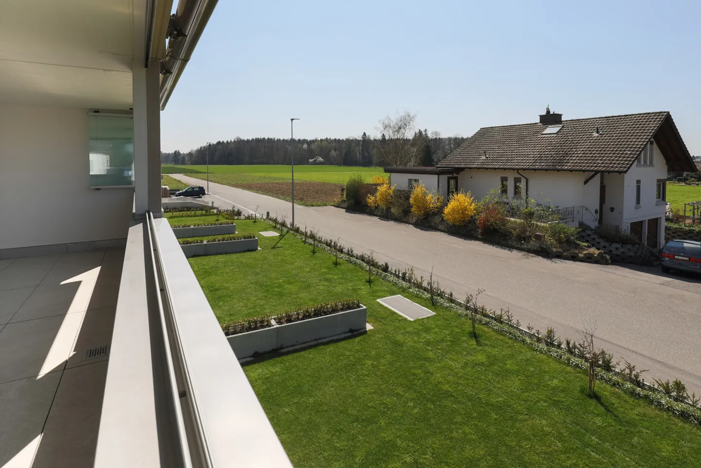 Ruhig gelegene, hochwertige, helle und moderne 4.5 Zimmer Terrassenwohnung im Obergeschoss mit 30 m² Wintergarten mit Weitsicht gegen Westen (Abendsonne), 2 Parkplätze inkl. und Gemeinschaftsgartengarten mit rundum Sichtschutz und Solitärbäumen - Foto 42 von 108
