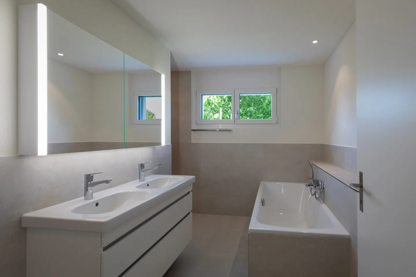 Ruhig gelegene, hochwertige, helle und moderne 4.5 Zimmer Terrassenwohnung im Obergeschoss mit 30 m² Wintergarten mit Weitsicht gegen Westen (Abendsonne), 2 Parkplätze inkl. und Gemeinschaftsgartengarten mit rundum Sichtschutz und Solitärbäumen - Foto 46 von 108