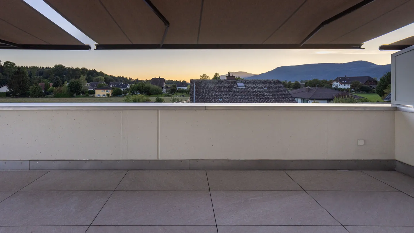 Ruhig gelegene, hochwertige, helle und moderne 4.5 Zimmer Terrassenwohnung im Obergeschoss mit 30 m² Wintergarten mit Weitsicht gegen Westen (Abendsonne), 2 Parkplätze inkl. und Gemeinschaftsgartengarten mit rundum Sichtschutz und Solitärbäumen - Foto 47 von 108