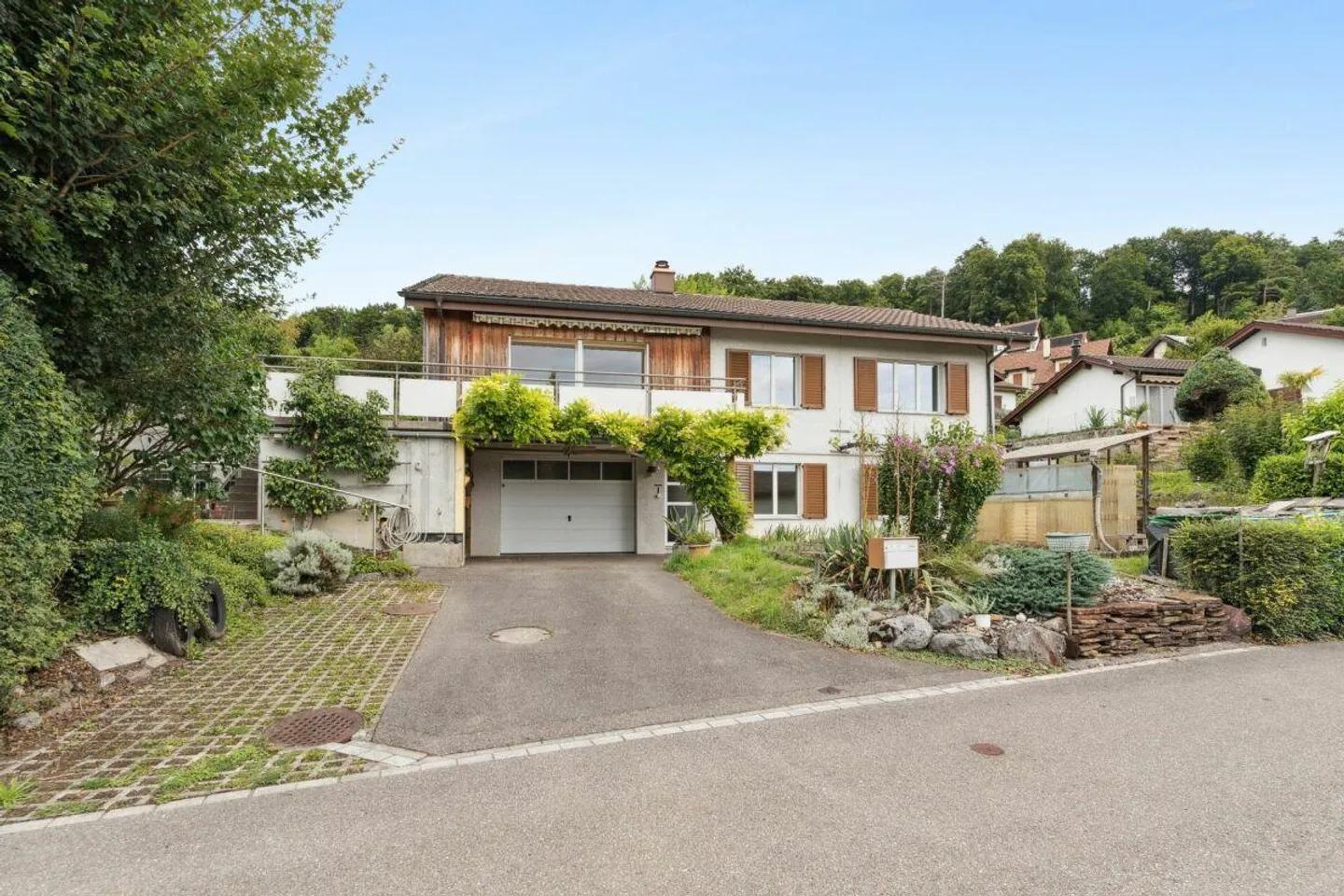 Ampia casa unifamiliare con panorama, giardino e tanto spazio per svilupparsi - Foto 1 di 15