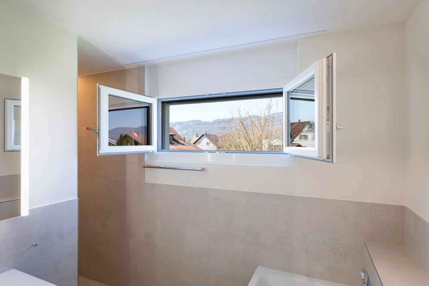 Ruhig gelegene, hochwertige, helle und moderne 4.5 Zimmer Terrassenwohnung im Obergeschoss mit 30 m² Wintergarten mit Weitsicht gegen Westen (Abendsonne), 2 Parkplätze inkl. und Gemeinschaftsgartengarten mit rundum Sichtschutz und Solitärbäumen - Foto 48 von 108