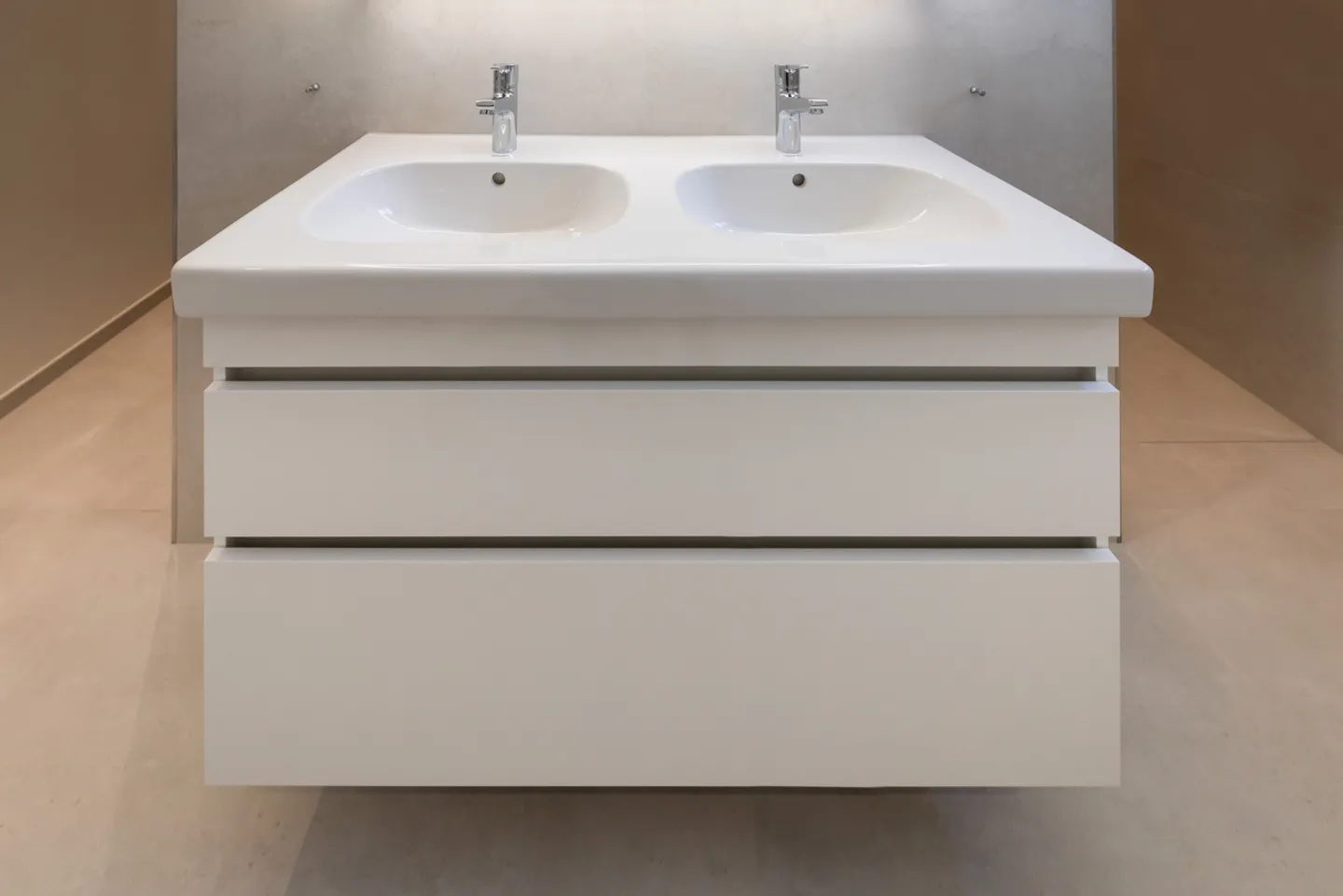 Ruhig gelegene, hochwertige, helle und moderne 4.5 Zimmer Terrassenwohnung im Obergeschoss mit 30 m² Wintergarten mit Weitsicht gegen Westen (Abendsonne), 2 Parkplätze inkl. und Gemeinschaftsgartengarten mit rundum Sichtschutz und Solitärbäumen - Foto 49 von 108