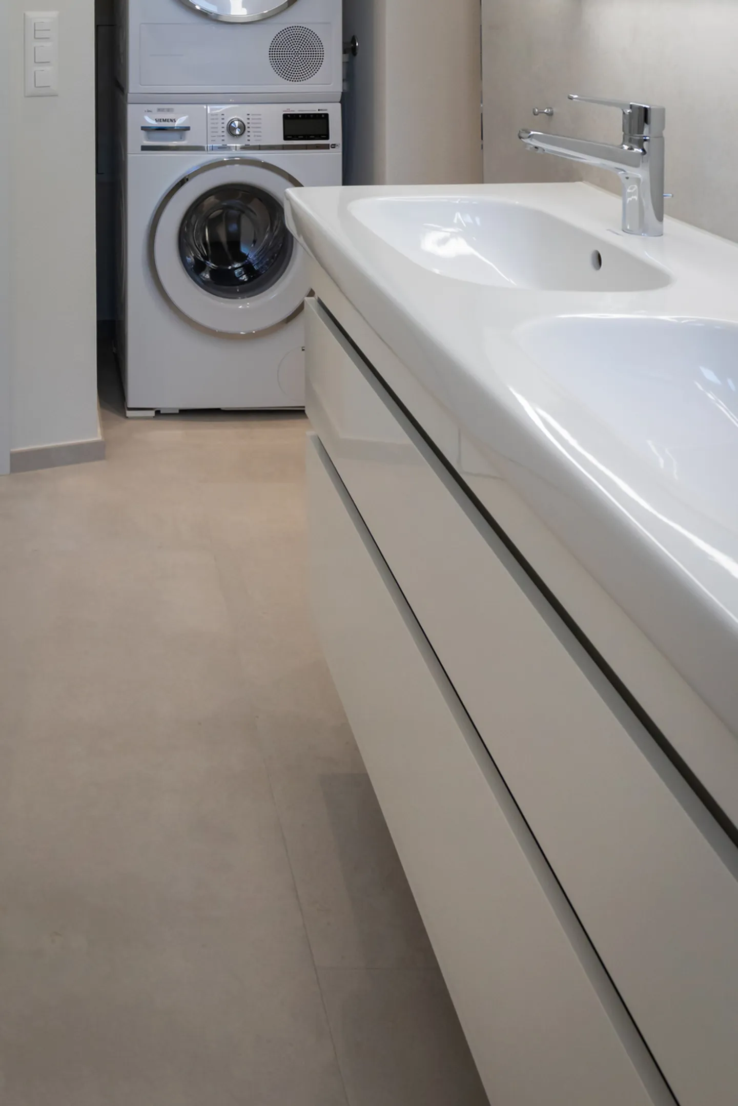 Ruhig gelegene, hochwertige, helle und moderne 4.5 Zimmer Terrassenwohnung im Obergeschoss mit 30 m² Wintergarten mit Weitsicht gegen Westen (Abendsonne), 2 Parkplätze inkl. und Gemeinschaftsgartengarten mit rundum Sichtschutz und Solitärbäumen - Foto 50 von 108