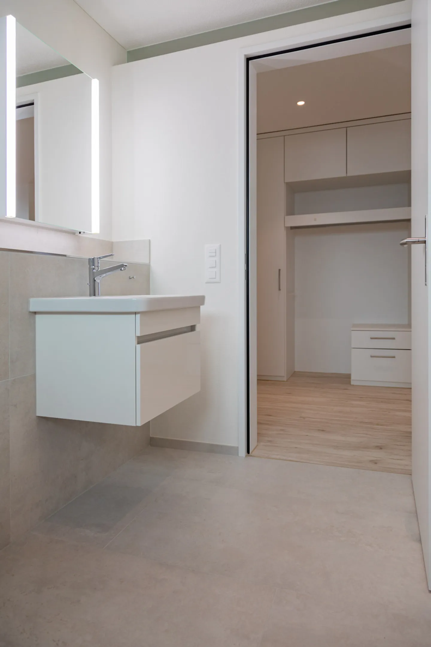 Ruhig gelegene, hochwertige, helle und moderne 4.5 Zimmer Terrassenwohnung im Obergeschoss mit 30 m² Wintergarten mit Weitsicht gegen Westen (Abendsonne), 2 Parkplätze inkl. und Gemeinschaftsgartengarten mit rundum Sichtschutz und Solitärbäumen - Foto 59 von 108