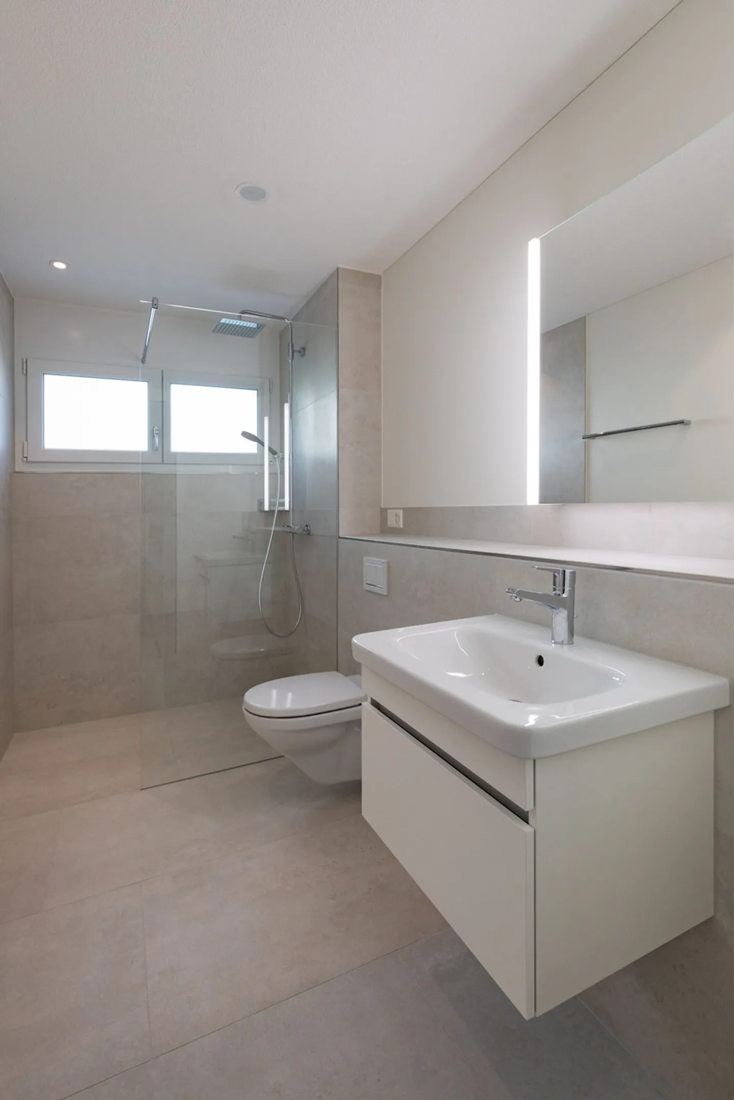 Ruhig gelegene, hochwertige, helle und moderne 4.5 Zimmer Terrassenwohnung im Obergeschoss mit 30 m² Wintergarten mit Weitsicht gegen Westen (Abendsonne), 2 Parkplätze inkl. und Gemeinschaftsgartengarten mit rundum Sichtschutz und Solitärbäumen - Foto 60 von 108