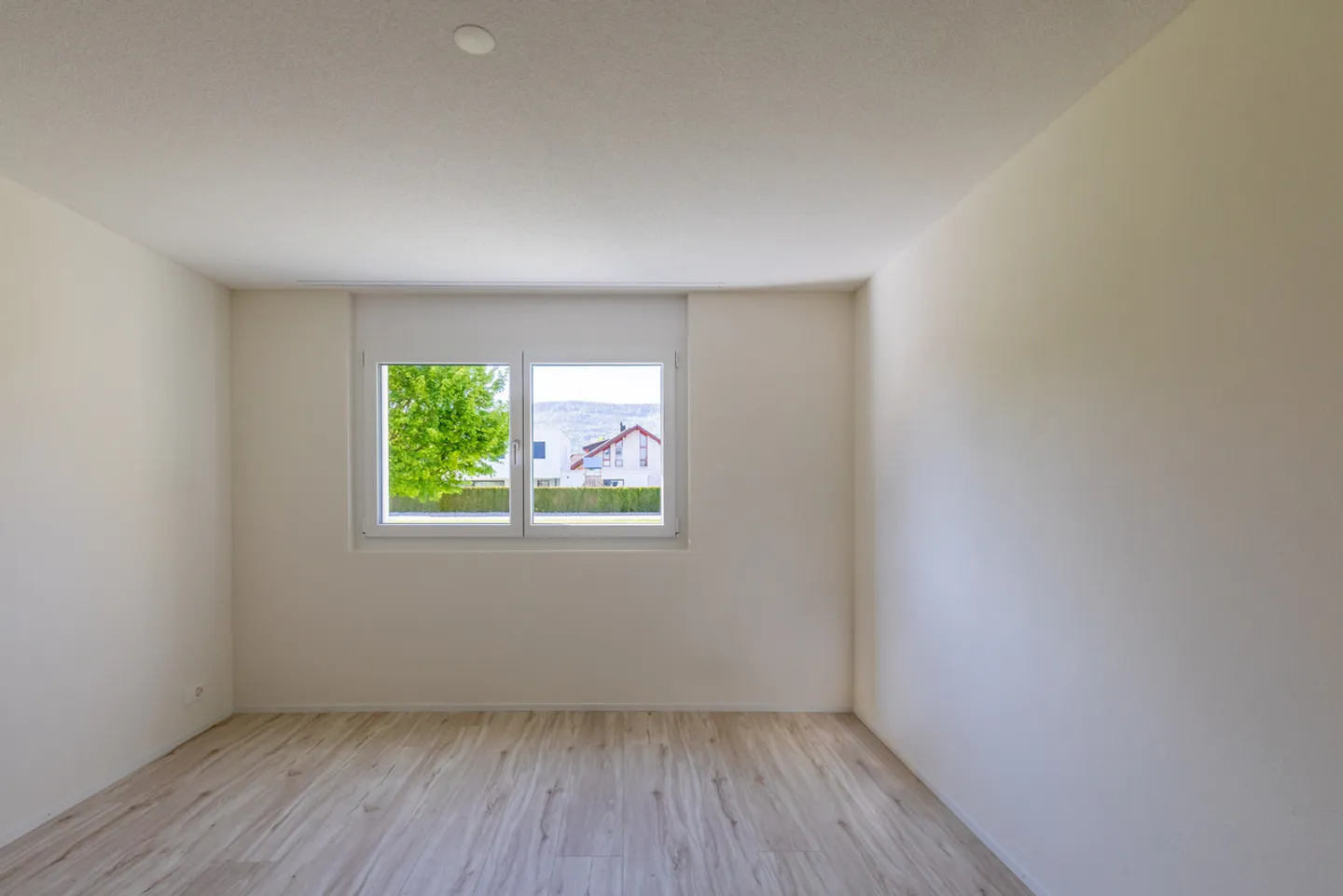 Ruhig gelegene, hochwertige, helle und moderne 4.5 Zimmer Terrassenwohnung im Obergeschoss mit 30 m² Wintergarten mit Weitsicht gegen Westen (Abendsonne), 2 Parkplätze inkl. und Gemeinschaftsgartengarten mit rundum Sichtschutz und Solitärbäumen - Foto 62 von 108