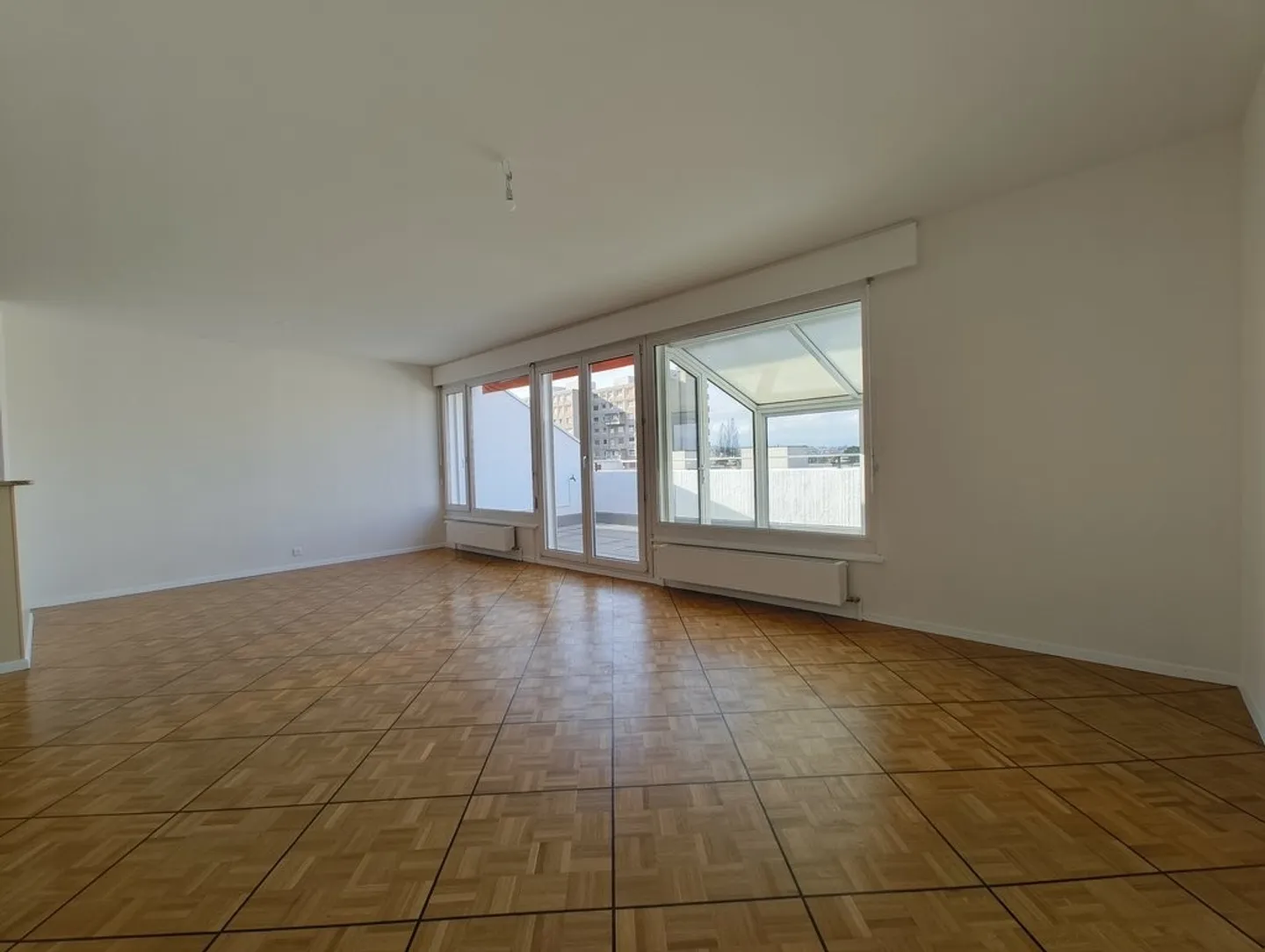 Charmant appartement traversant en attique, avec 2 terrasses - Photo 4 sur 12