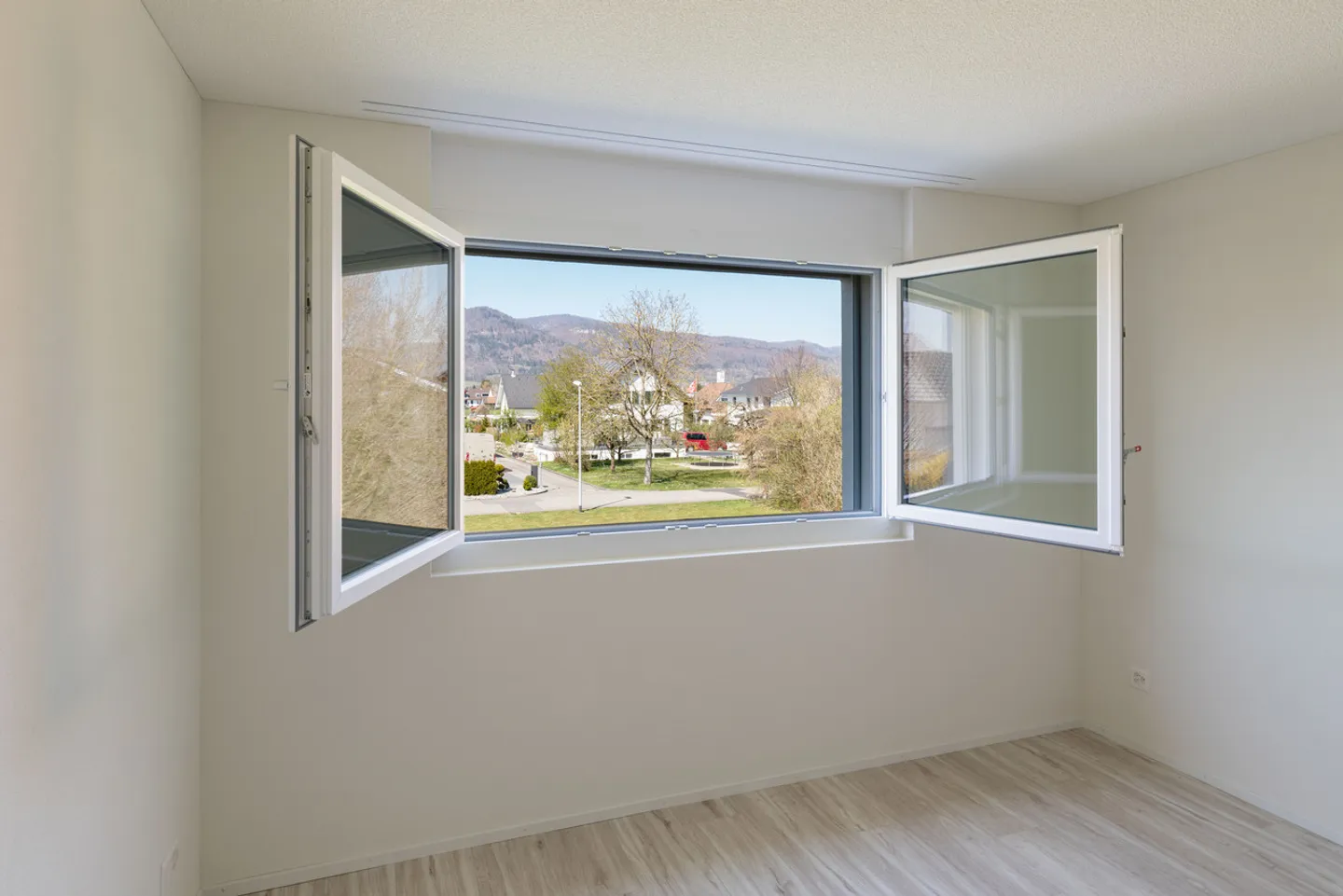 Ruhig gelegene, hochwertige, helle und moderne 4.5 Zimmer Terrassenwohnung im Obergeschoss mit 30 m² Wintergarten mit Weitsicht gegen Westen (Abendsonne), 2 Parkplätze inkl. und Gemeinschaftsgartengarten mit rundum Sichtschutz und Solitärbäumen - Foto 63 von 108