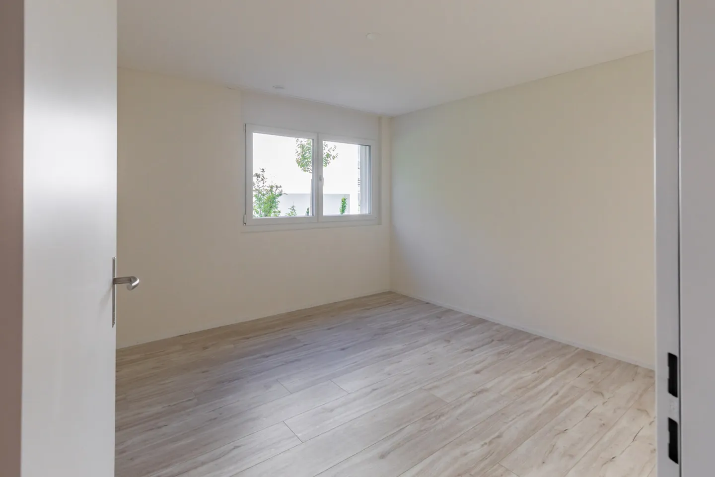 Ruhig gelegene, hochwertige, helle und moderne 4.5 Zimmer Terrassenwohnung im Obergeschoss mit 30 m² Wintergarten mit Weitsicht gegen Westen (Abendsonne), 2 Parkplätze inkl. und Gemeinschaftsgartengarten mit rundum Sichtschutz und Solitärbäumen - Foto 64 von 108