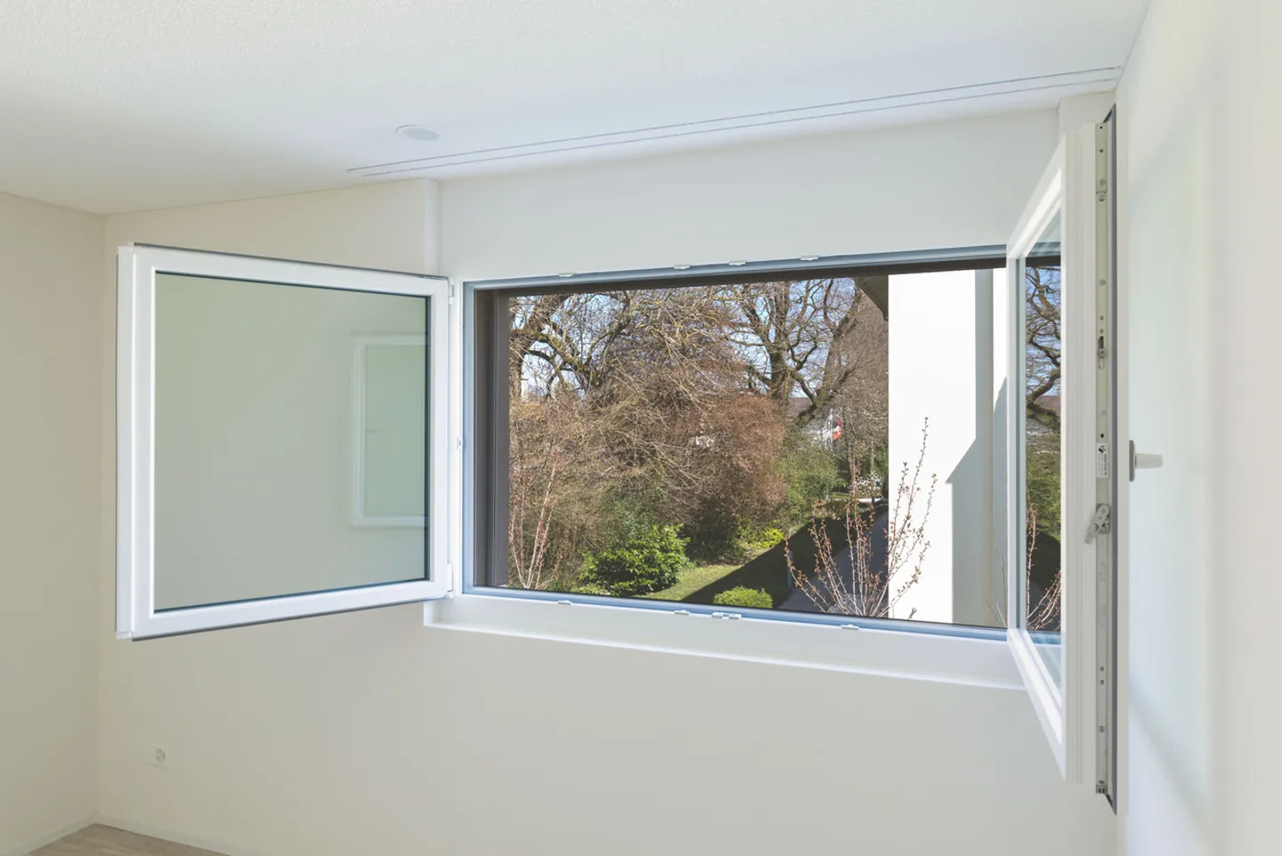 Ruhig gelegene, hochwertige, helle und moderne 4.5 Zimmer Terrassenwohnung im Obergeschoss mit 30 m² Wintergarten mit Weitsicht gegen Westen (Abendsonne), 2 Parkplätze inkl. und Gemeinschaftsgartengarten mit rundum Sichtschutz und Solitärbäumen - Foto 65 von 108