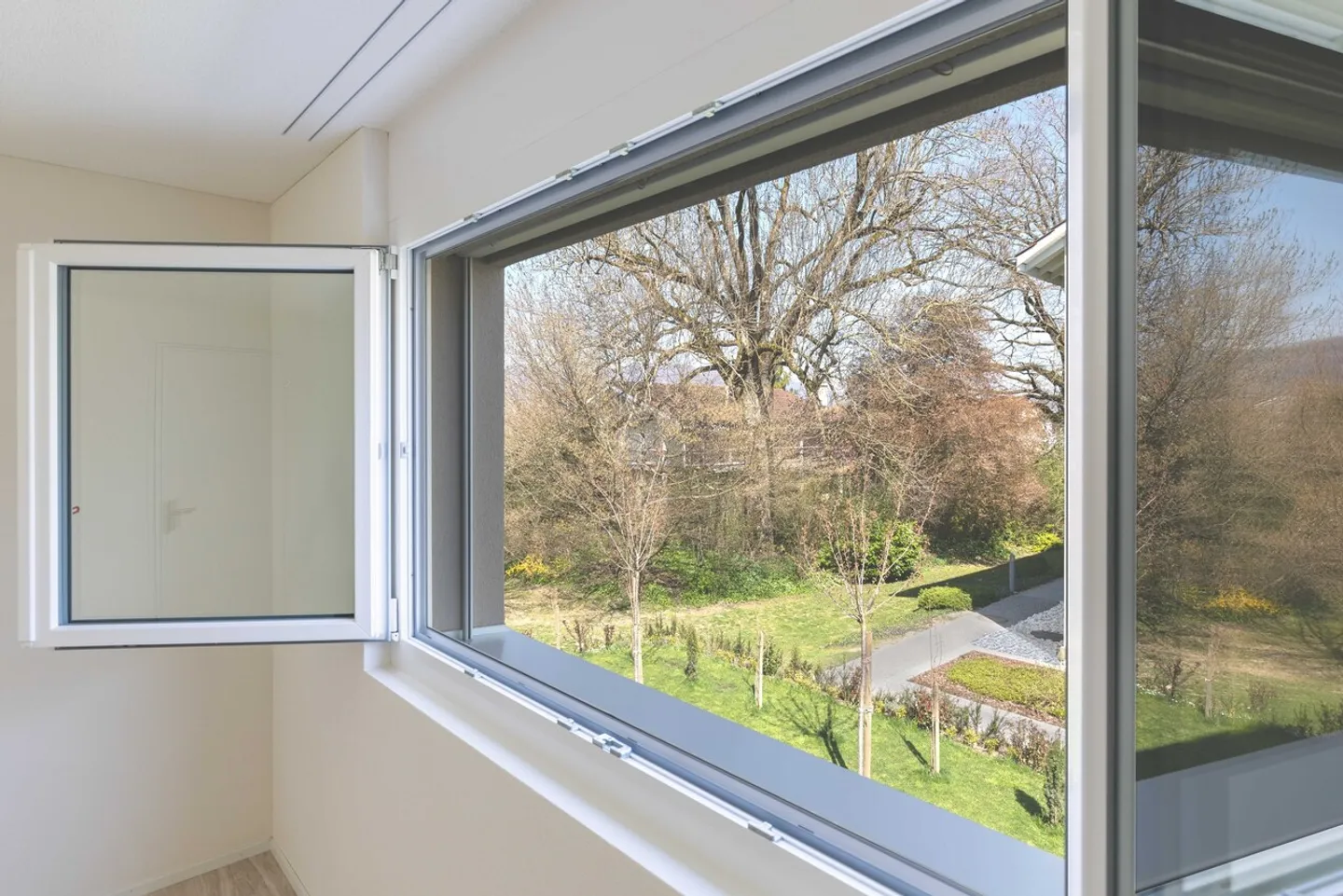 Ruhig gelegene, hochwertige, helle und moderne 4.5 Zimmer Terrassenwohnung im Obergeschoss mit 30 m² Wintergarten mit Weitsicht gegen Westen (Abendsonne), 2 Parkplätze inkl. und Gemeinschaftsgartengarten mit rundum Sichtschutz und Solitärbäumen - Foto 66 von 108