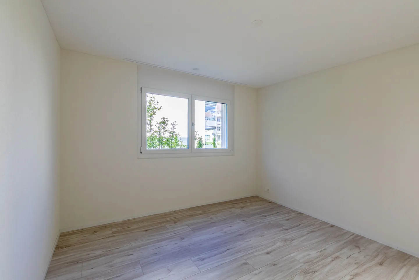 Ruhig gelegene, hochwertige, helle und moderne 4.5 Zimmer Terrassenwohnung im Obergeschoss mit 30 m² Wintergarten mit Weitsicht gegen Westen (Abendsonne), 2 Parkplätze inkl. und Gemeinschaftsgartengarten mit rundum Sichtschutz und Solitärbäumen - Foto 67 von 108