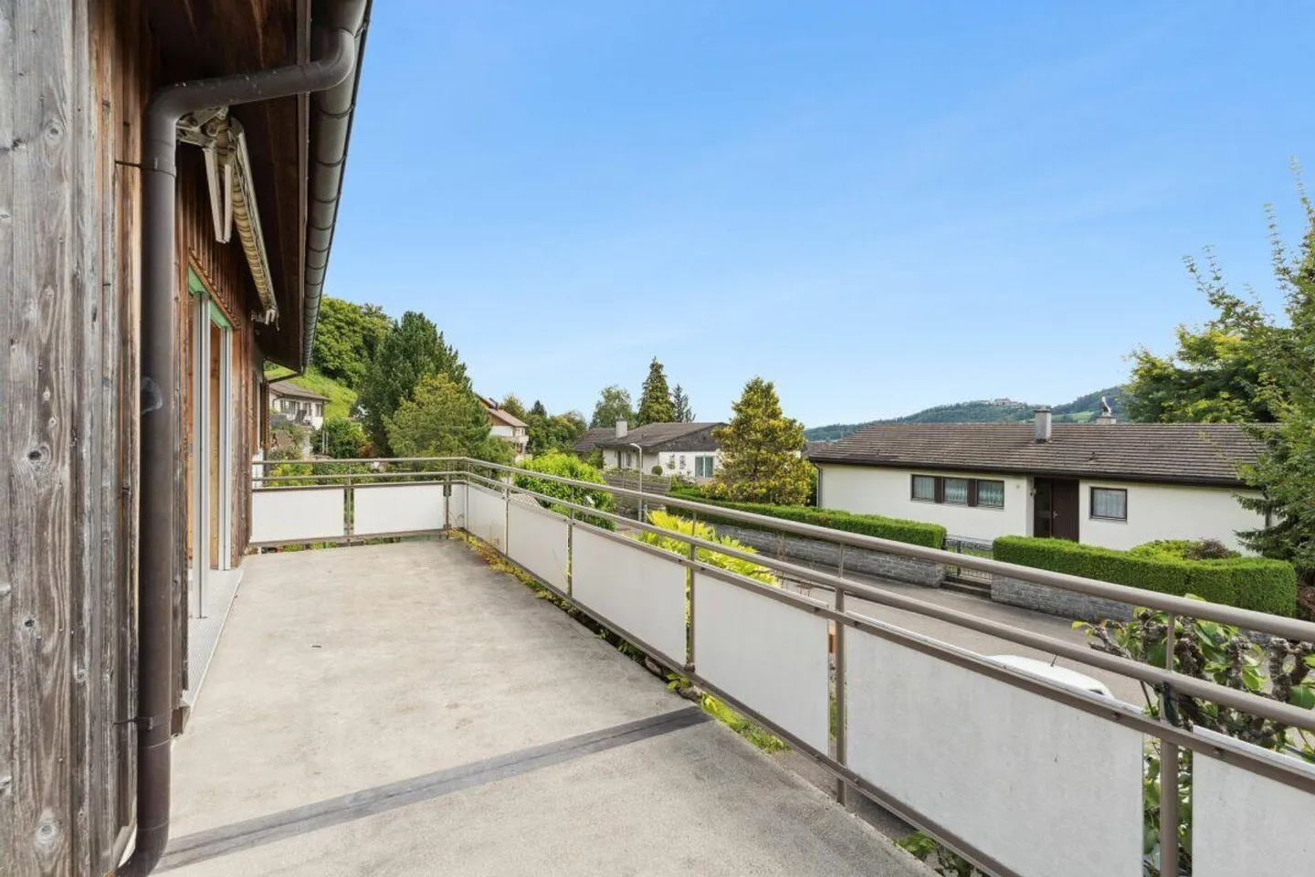 Ampia casa unifamiliare con panorama, giardino e tanto spazio per svilupparsi - Foto 4 di 15