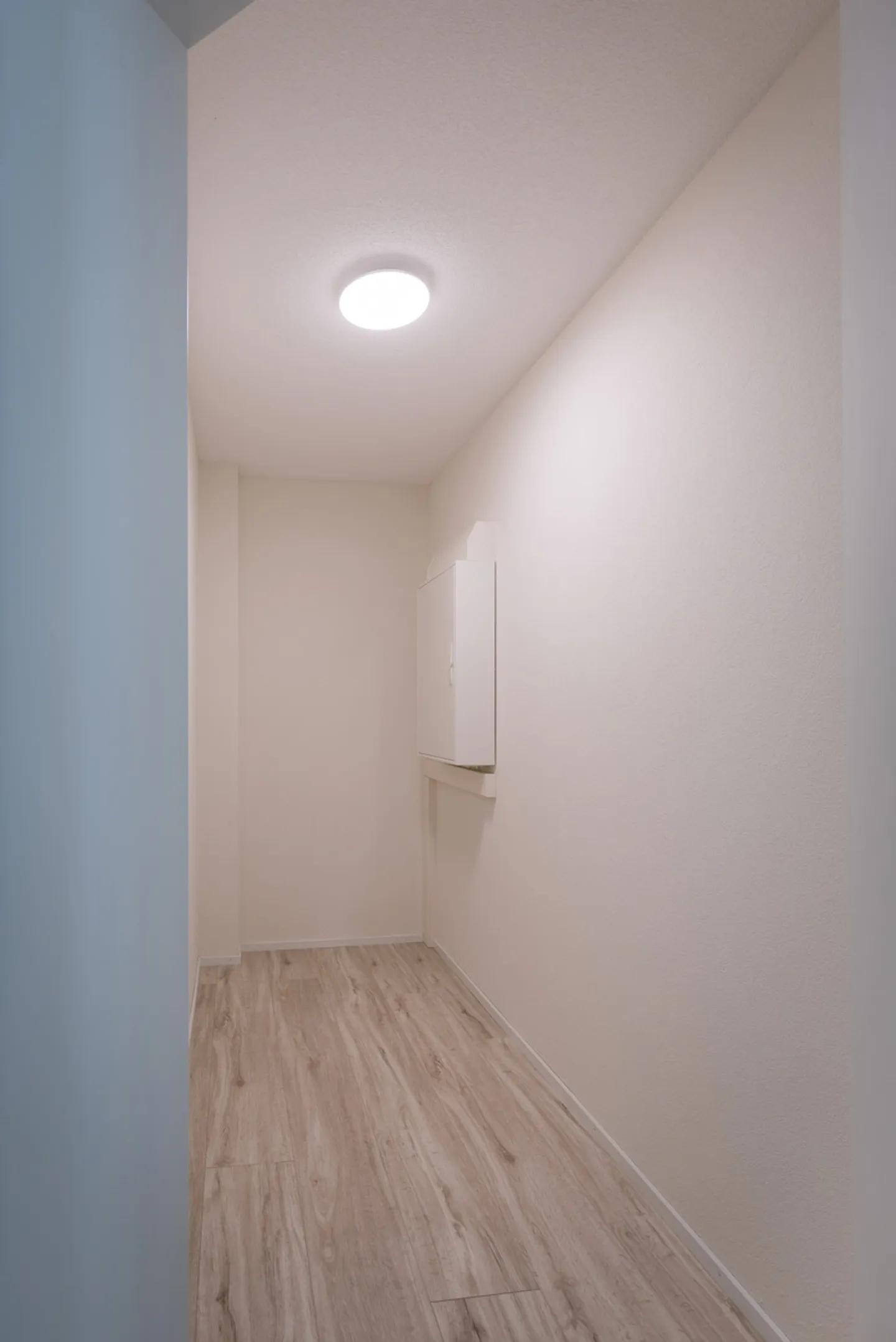 Ruhig gelegene, hochwertige, helle und moderne 4.5 Zimmer Terrassenwohnung im Obergeschoss mit 30 m² Wintergarten mit Weitsicht gegen Westen (Abendsonne), 2 Parkplätze inkl. und Gemeinschaftsgartengarten mit rundum Sichtschutz und Solitärbäumen - Foto 68 von 108