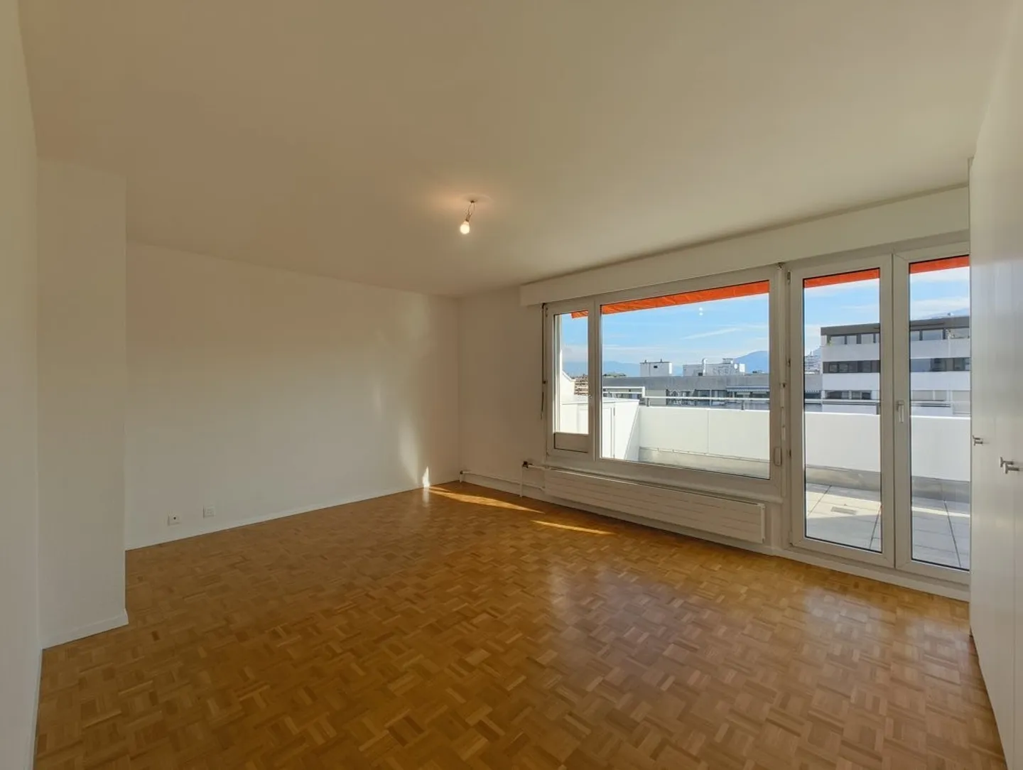 Charmant appartement traversant en attique, avec 2 terrasses - Photo 9 sur 12