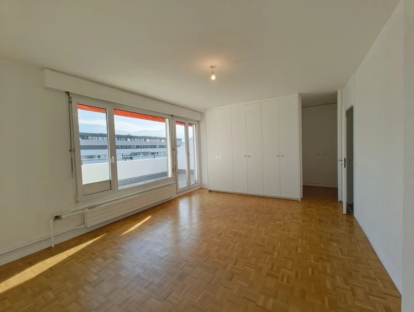 Charmant appartement traversant en attique, avec 2 terrasses - Photo 10 sur 12