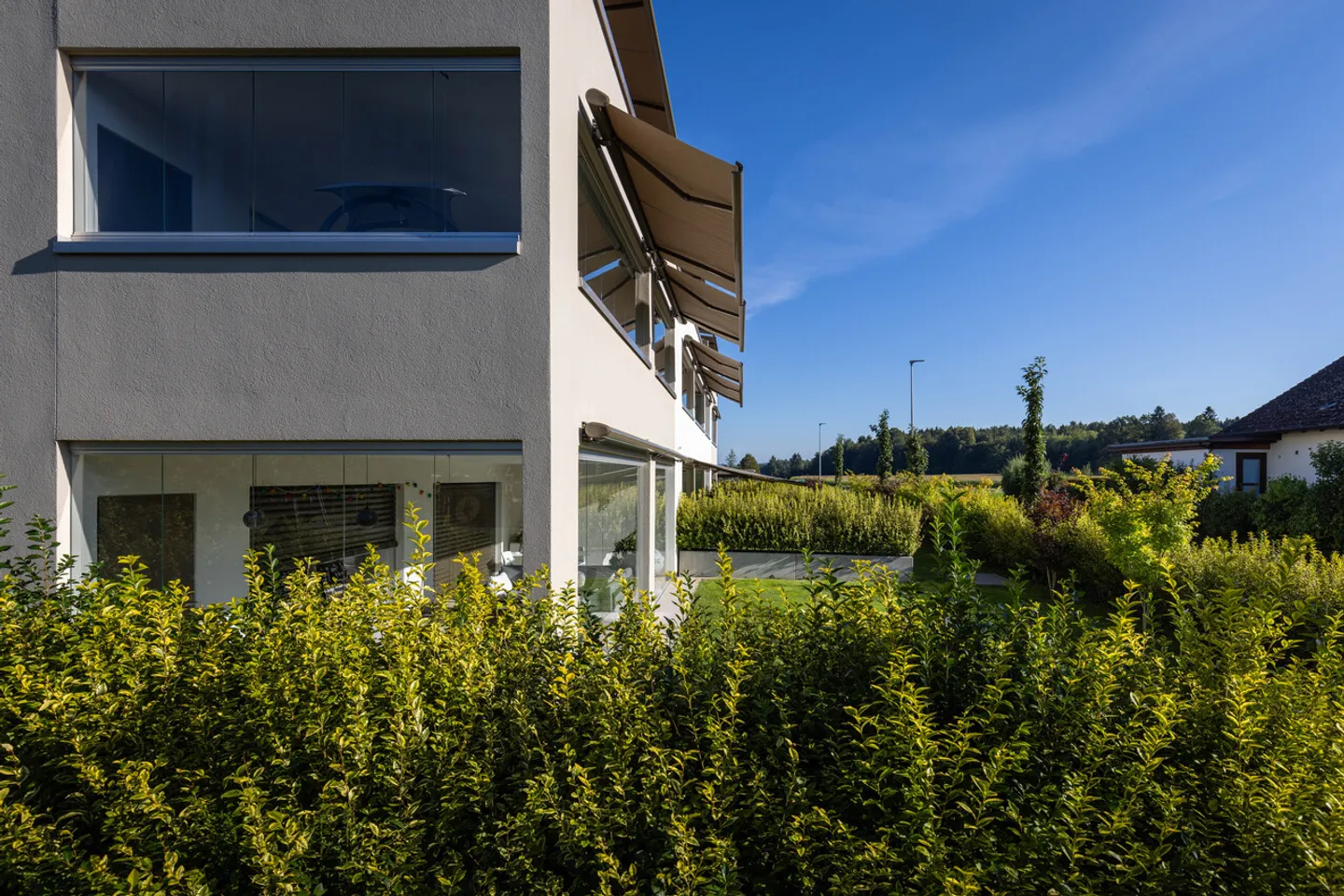 Ruhig gelegene, hochwertige, helle und moderne 4.5 Zimmer Terrassenwohnung im Obergeschoss mit 30 m² Wintergarten mit Weitsicht gegen Westen (Abendsonne), 2 Parkplätze inkl. und Gemeinschaftsgartengarten mit rundum Sichtschutz und Solitärbäumen - Foto 72 von 108