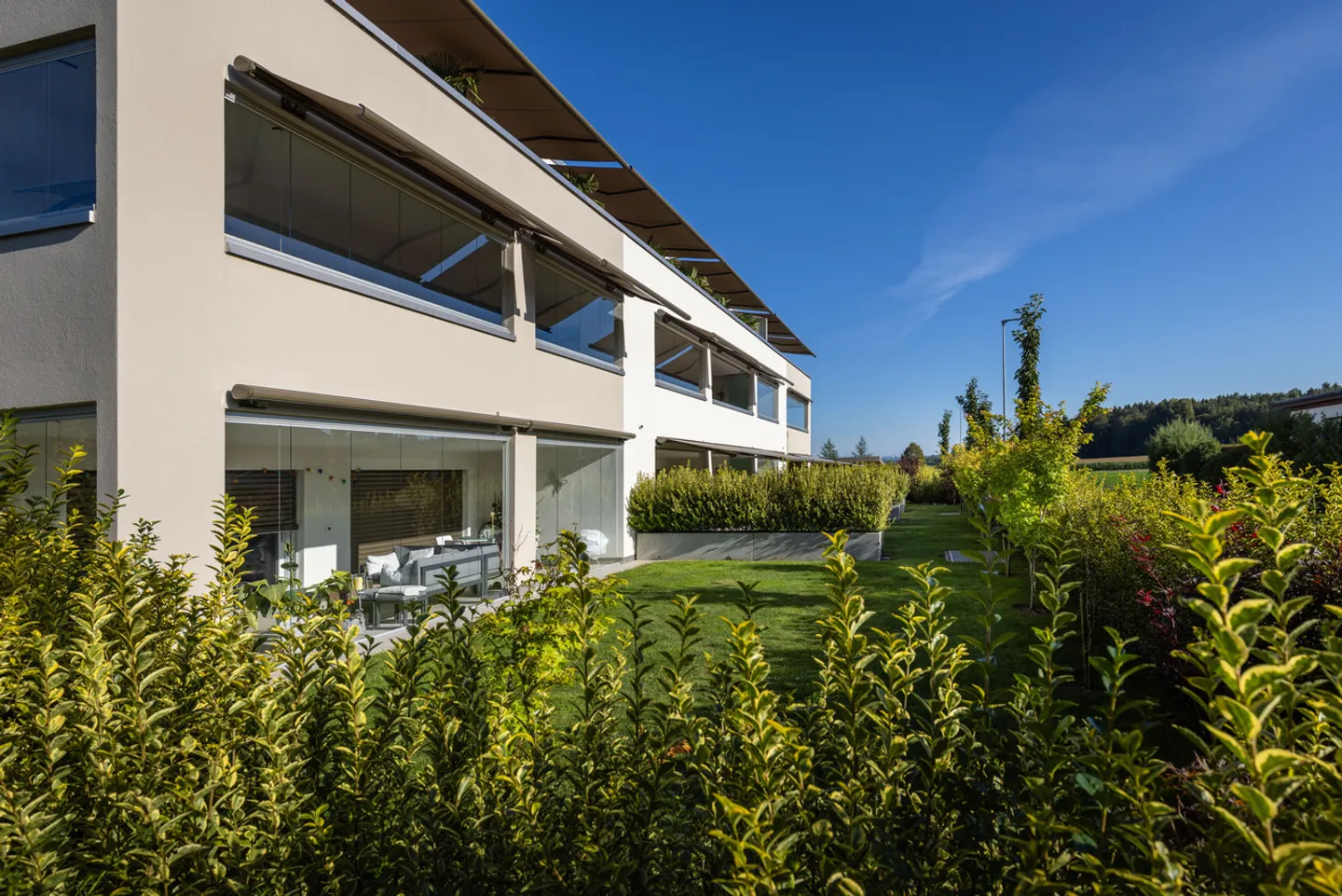 Ruhig gelegene, hochwertige, helle und moderne 4.5 Zimmer Terrassenwohnung im Obergeschoss mit 30 m² Wintergarten mit Weitsicht gegen Westen (Abendsonne), 2 Parkplätze inkl. und Gemeinschaftsgartengarten mit rundum Sichtschutz und Solitärbäumen - Foto 73 von 108