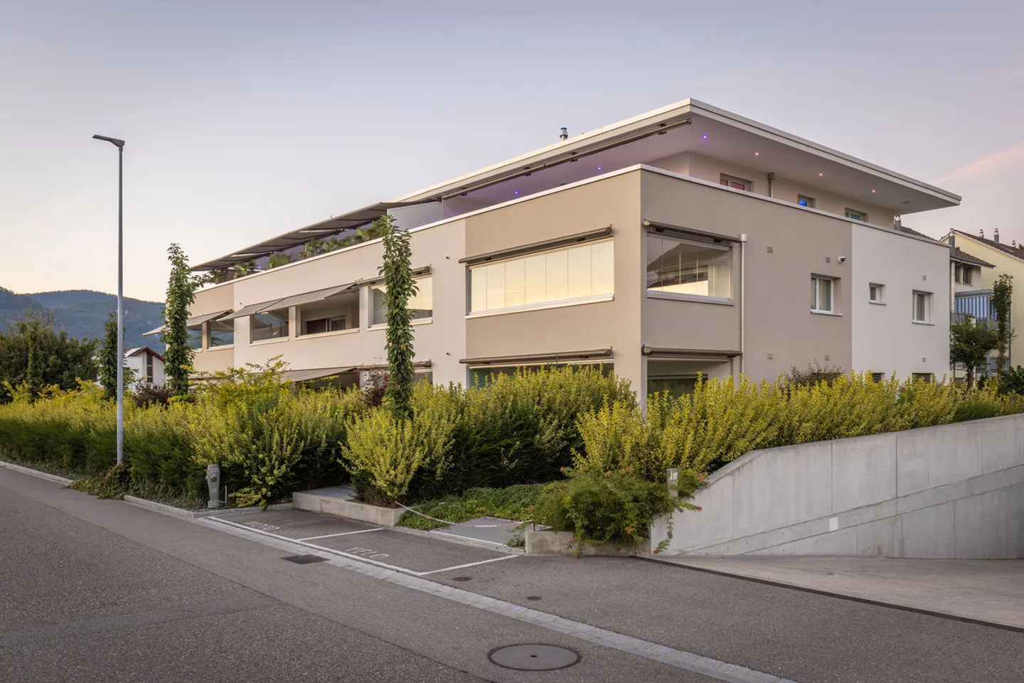 Ruhig gelegene, hochwertige, helle und moderne 4.5 Zimmer Terrassenwohnung im Obergeschoss mit 30 m² Wintergarten mit Weitsicht gegen Westen (Abendsonne), 2 Parkplätze inkl. und Gemeinschaftsgartengarten mit rundum Sichtschutz und Solitärbäumen - Foto 74 von 108