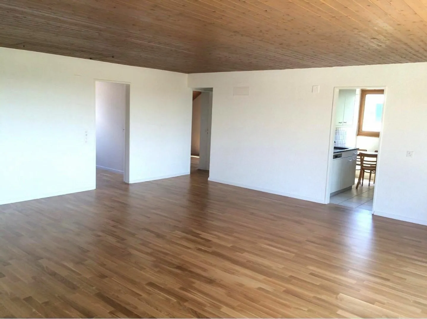 Charmante Dachwohnung mit Aussicht - Foto 4 von 13