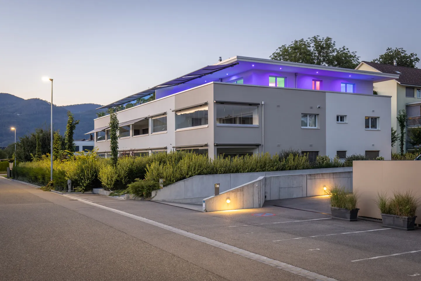 Ruhig gelegene, hochwertige, helle und moderne 4.5 Zimmer Terrassenwohnung im Obergeschoss mit 30 m² Wintergarten mit Weitsicht gegen Westen (Abendsonne), 2 Parkplätze inkl. und Gemeinschaftsgartengarten mit rundum Sichtschutz und Solitärbäumen - Foto 77 von 108