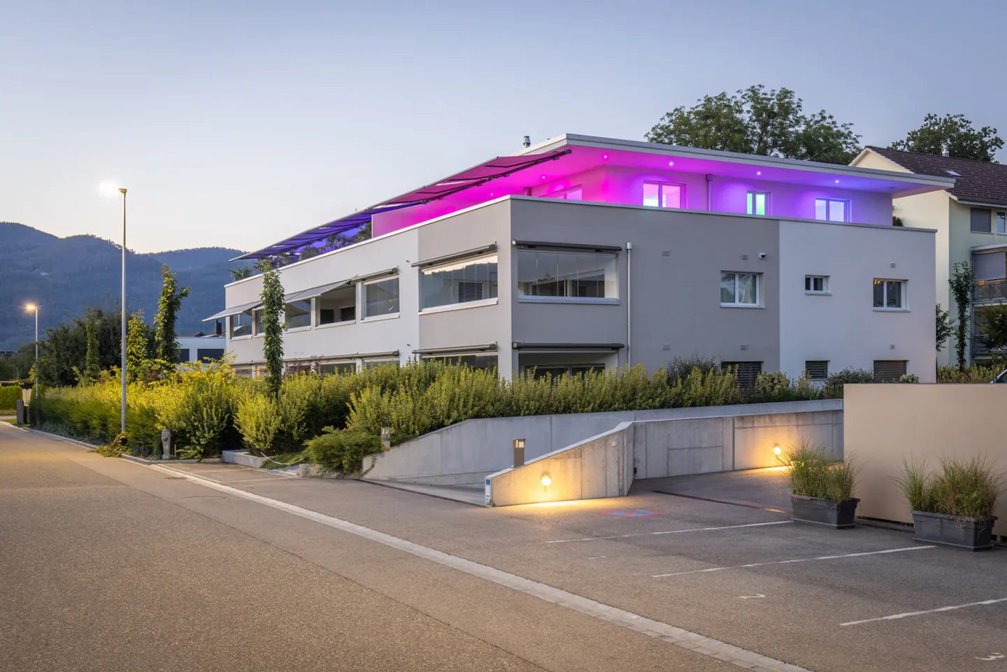 Ruhig gelegene, hochwertige, helle und moderne 4.5 Zimmer Terrassenwohnung im Obergeschoss mit 30 m² Wintergarten mit Weitsicht gegen Westen (Abendsonne), 2 Parkplätze inkl. und Gemeinschaftsgartengarten mit rundum Sichtschutz und Solitärbäumen - Foto 79 von 108