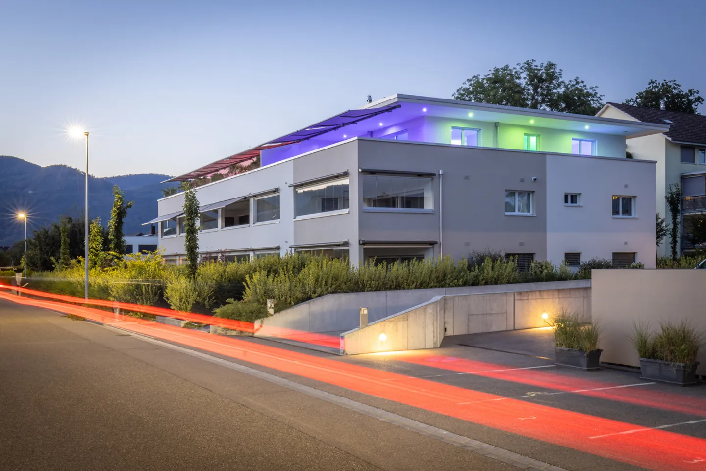 Ruhig gelegene, hochwertige, helle und moderne 4.5 Zimmer Terrassenwohnung im Obergeschoss mit 30 m² Wintergarten mit Weitsicht gegen Westen (Abendsonne), 2 Parkplätze inkl. und Gemeinschaftsgartengarten mit rundum Sichtschutz und Solitärbäumen - Foto 80 von 108