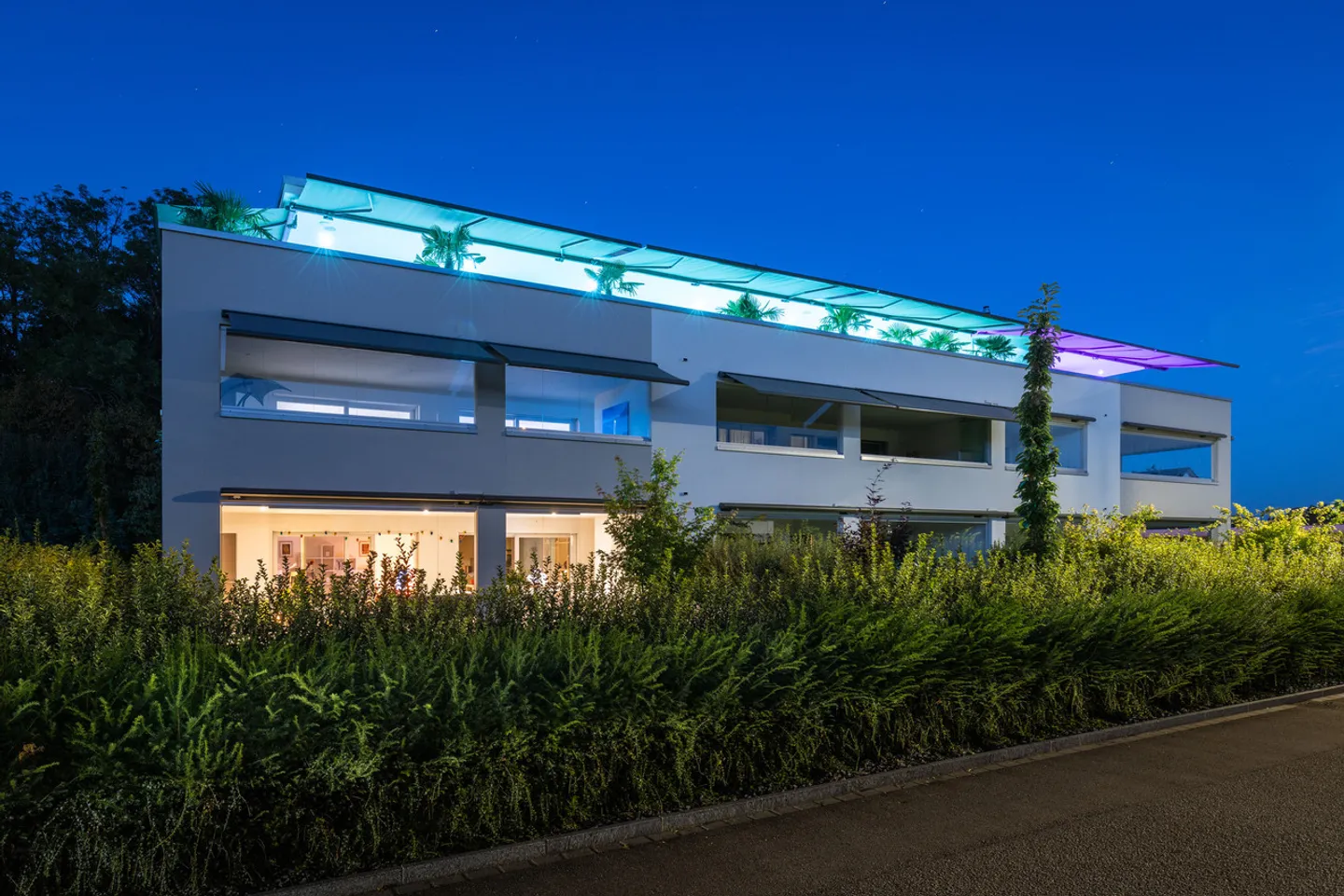 Ruhig gelegene, hochwertige, helle und moderne 4.5 Zimmer Terrassenwohnung im Obergeschoss mit 30 m² Wintergarten mit Weitsicht gegen Westen (Abendsonne), 2 Parkplätze inkl. und Gemeinschaftsgartengarten mit rundum Sichtschutz und Solitärbäumen - Foto 81 von 108